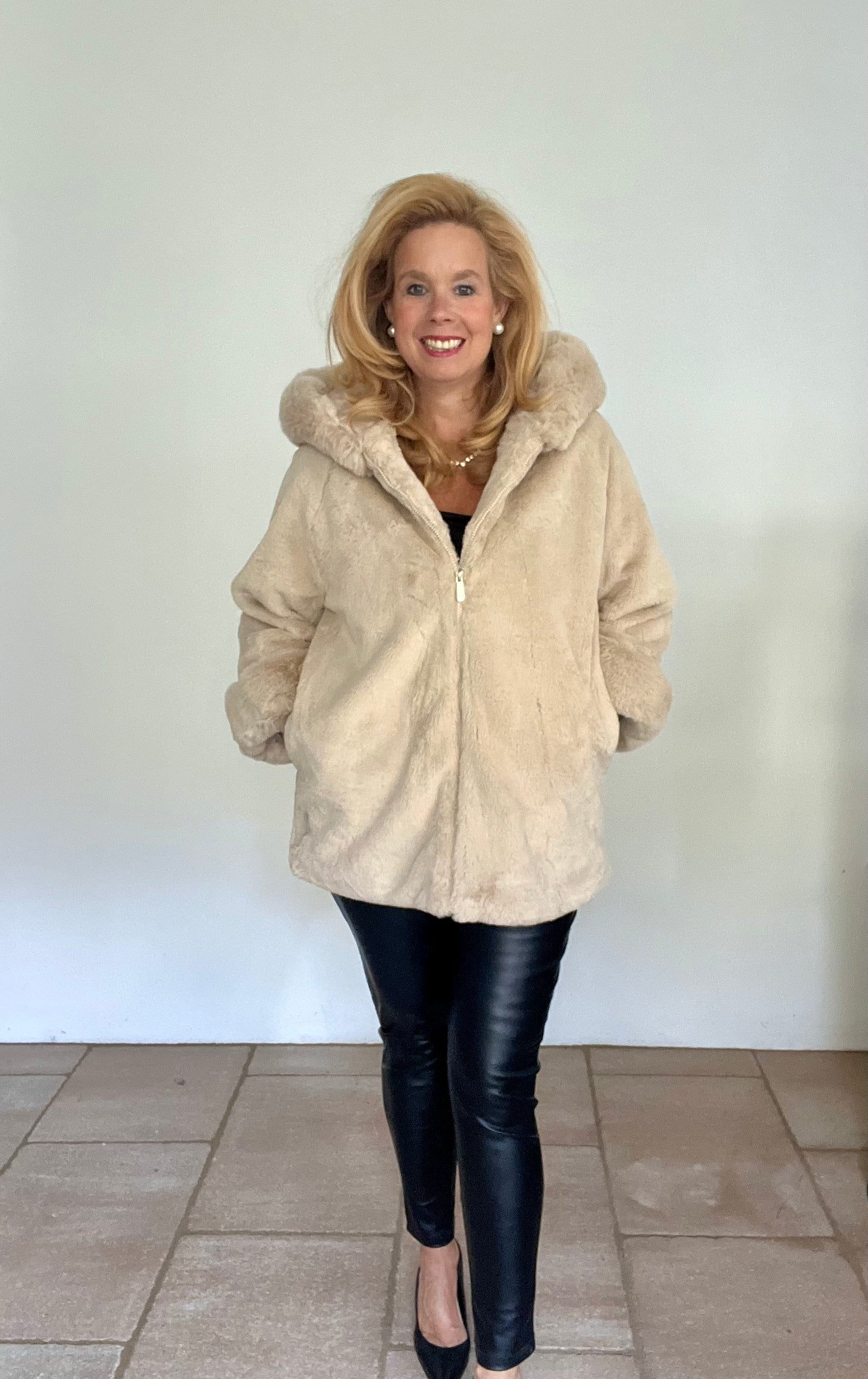 Pelzjacke, länger, erhältlich in offwhite und camel