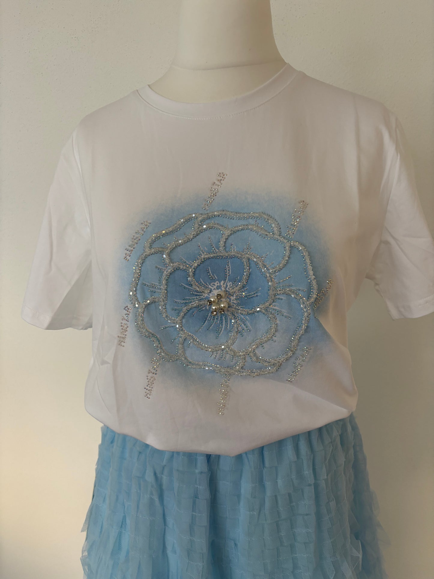 T-Shirt mit blauer Blüte