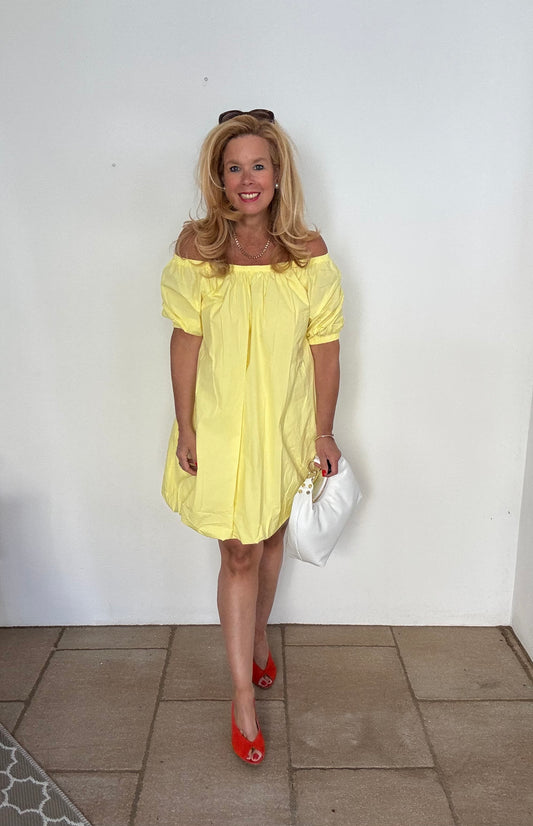 Fröhliches Sommerkleid zitronengelb