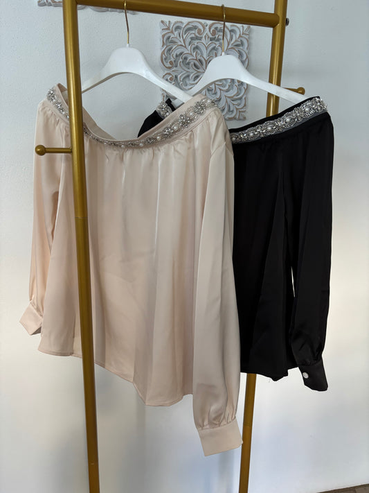 Bluse mit großer Schmuckverzierung in zwei Farben