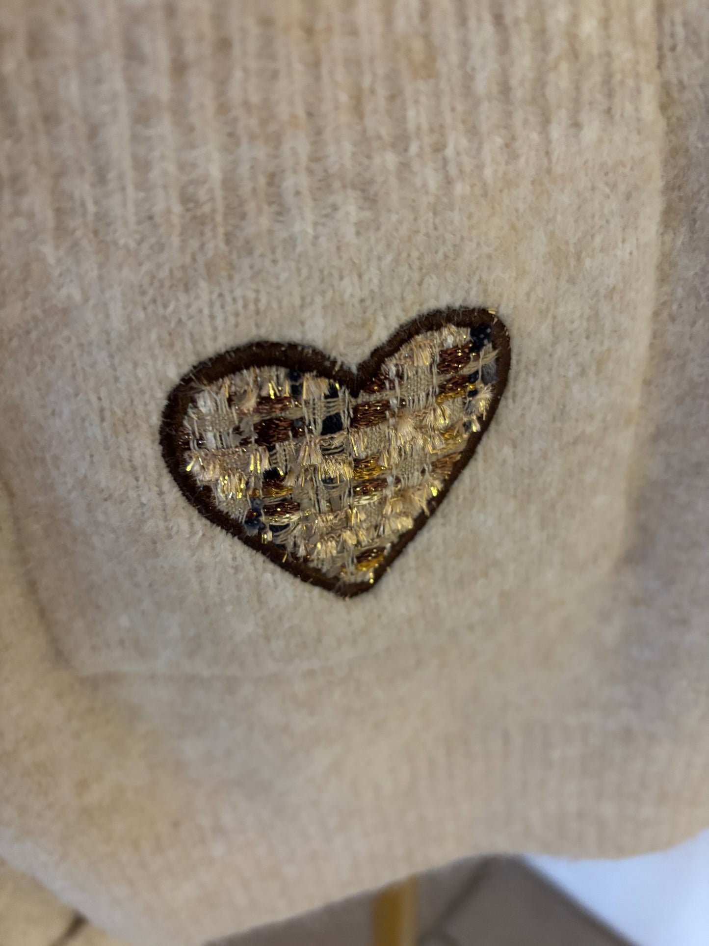 Pulli mit Herzapplikation und Taschen