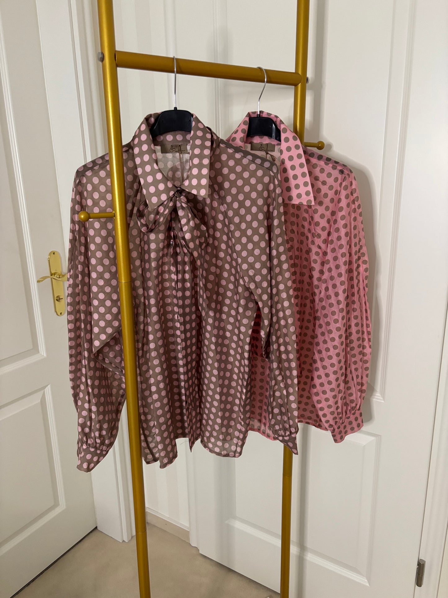 Pünktchenbluse mit Schleife