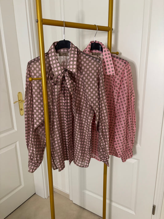 Pünktchenbluse mit Schleife