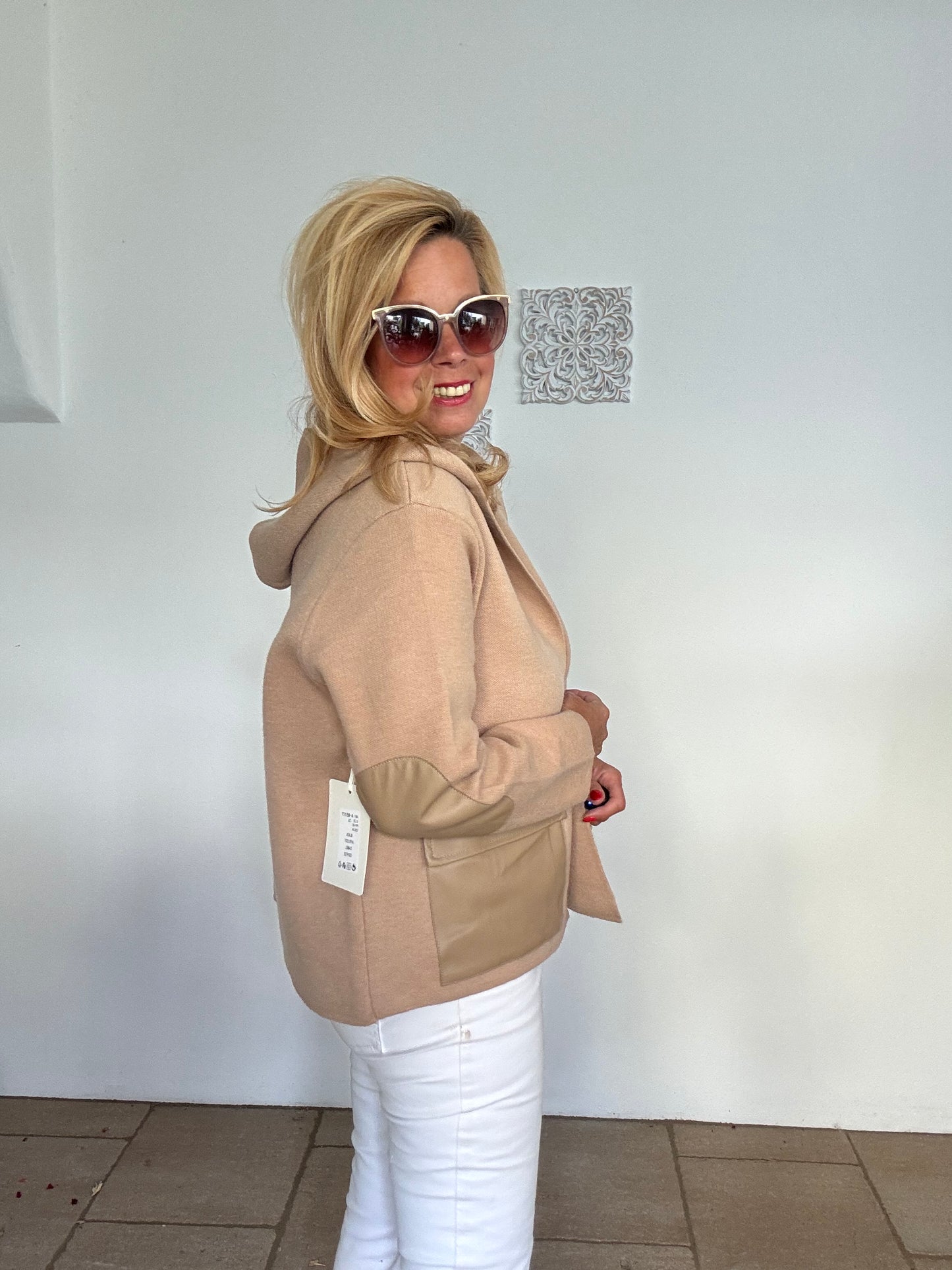 Sportive Jacke mit Kapuze