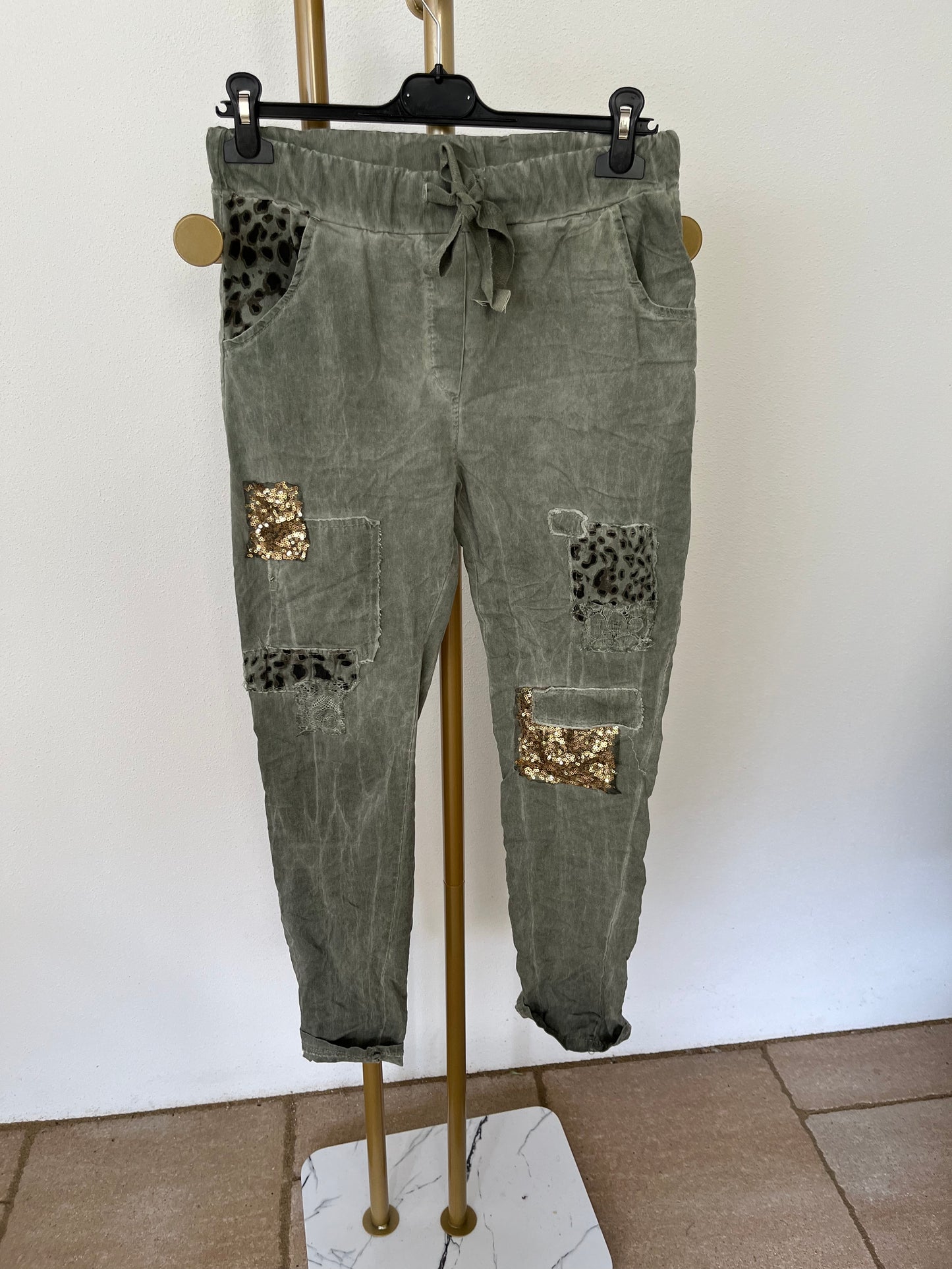 Jogpant mit Patches in zwei Farben