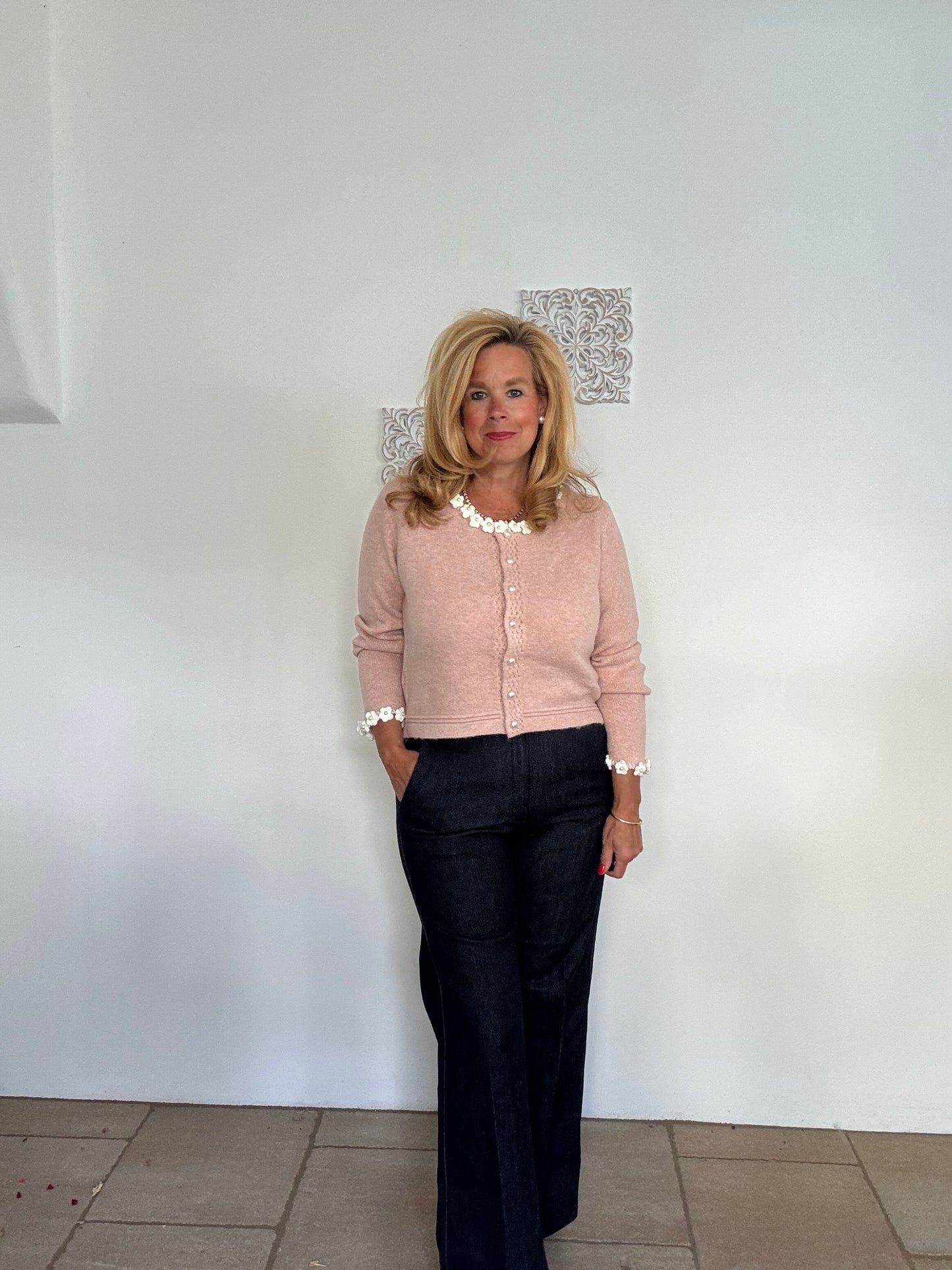 Taillenkurze Strickjacke