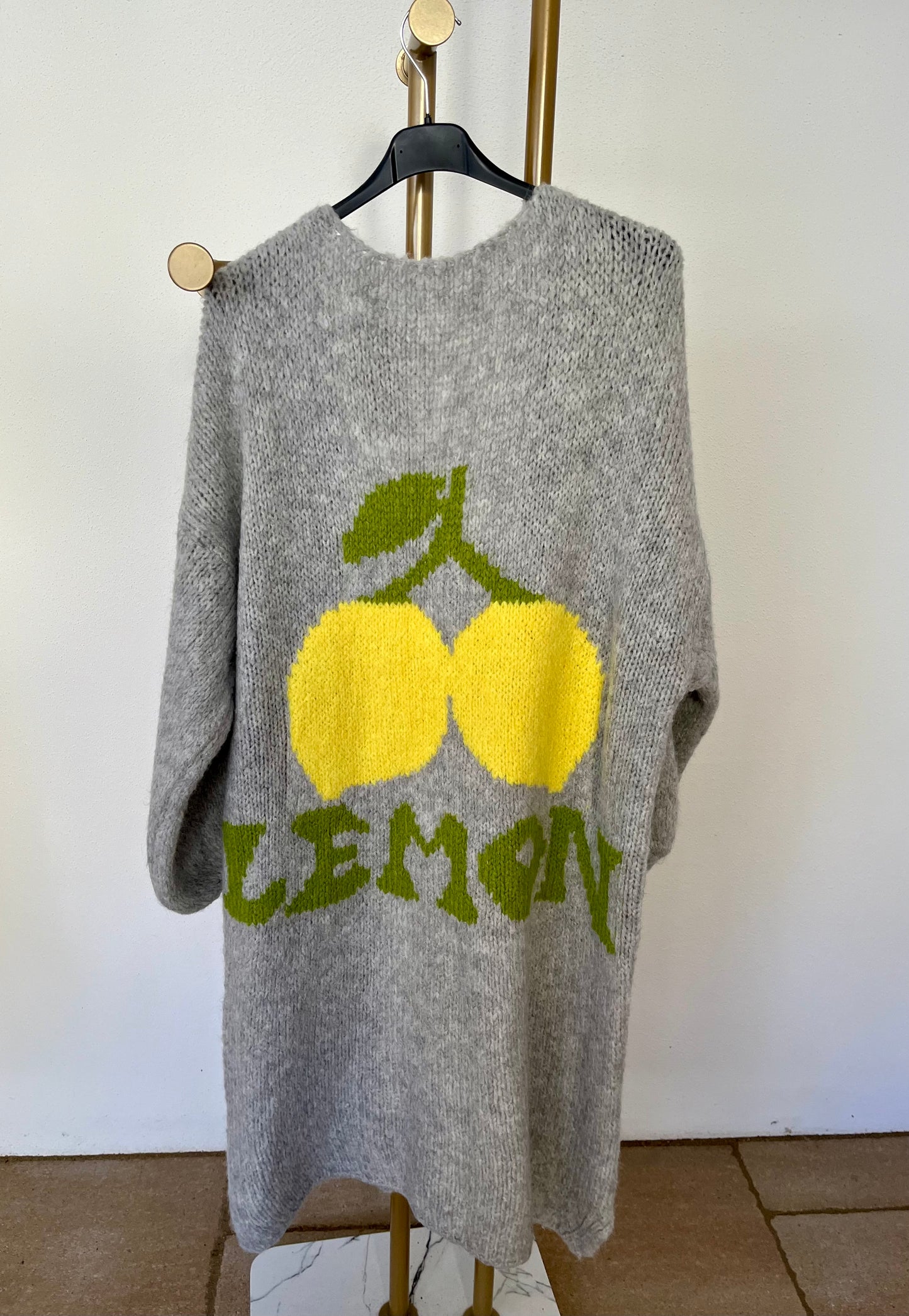 Strickmantel lemon in rot, hellgrau und oliv