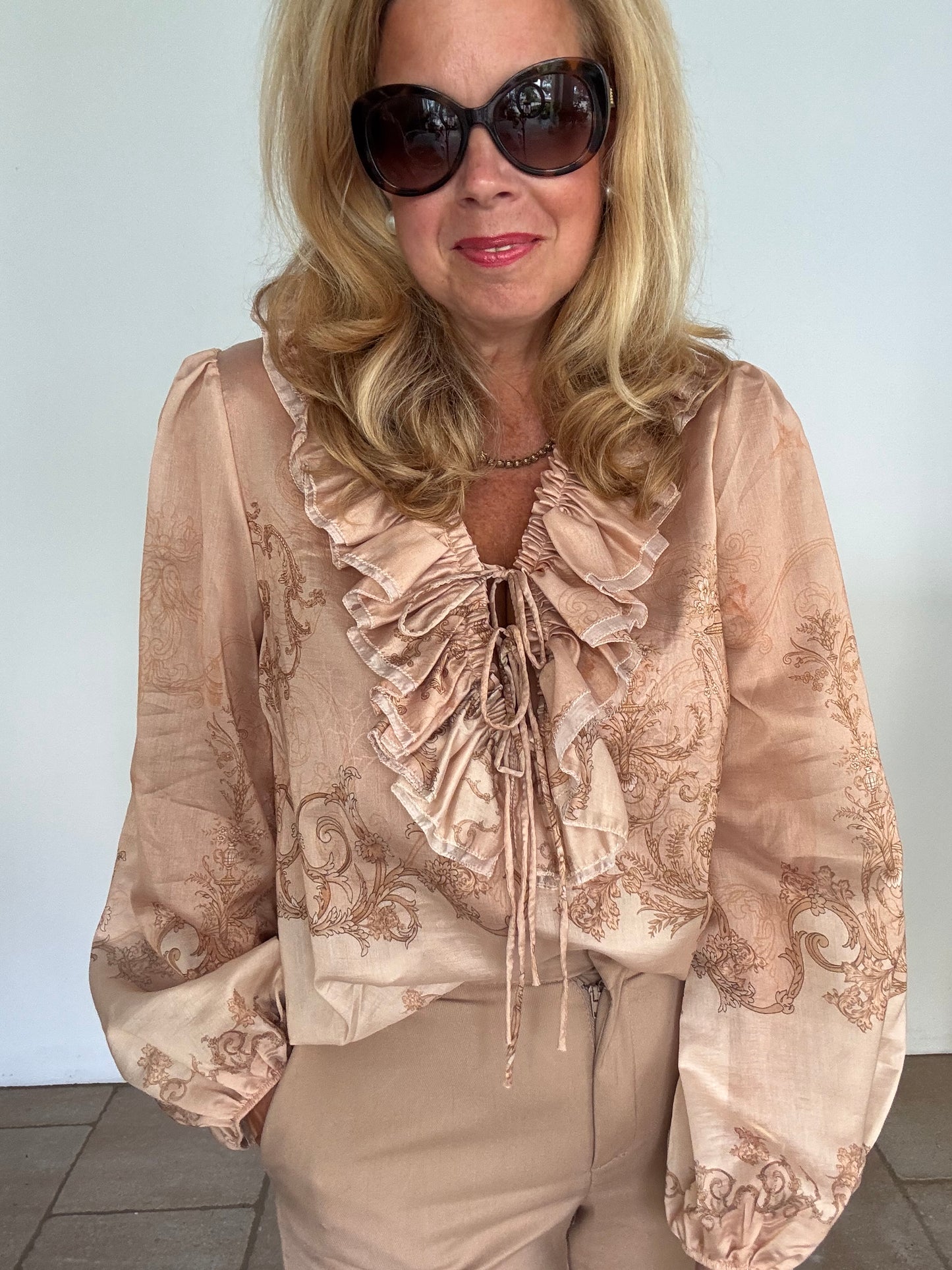 Duftige Bluse mit Volantkragen