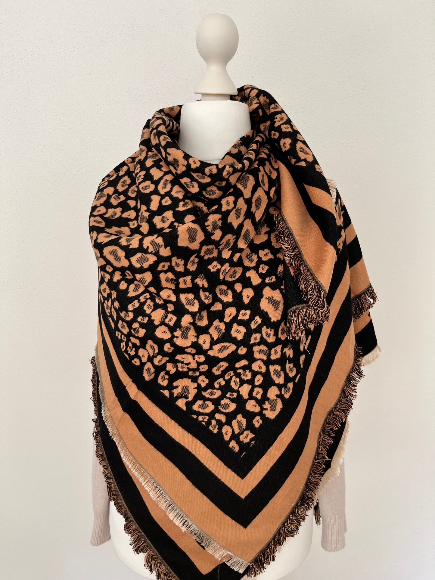 Schal mit Leomuster und Schriftzug an der Seite in zwei Varianten