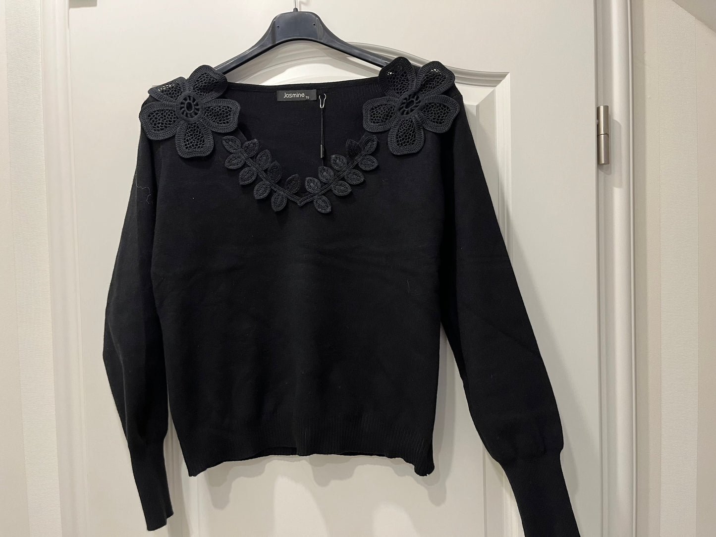 Pullover mit Ausschnittverzierung
