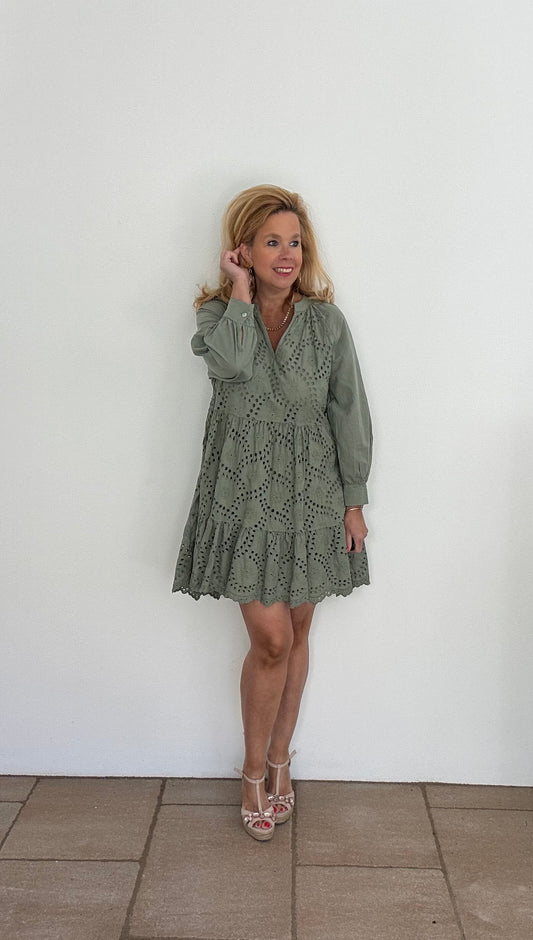 Kurzes Kleid aus Baumwollstickerei