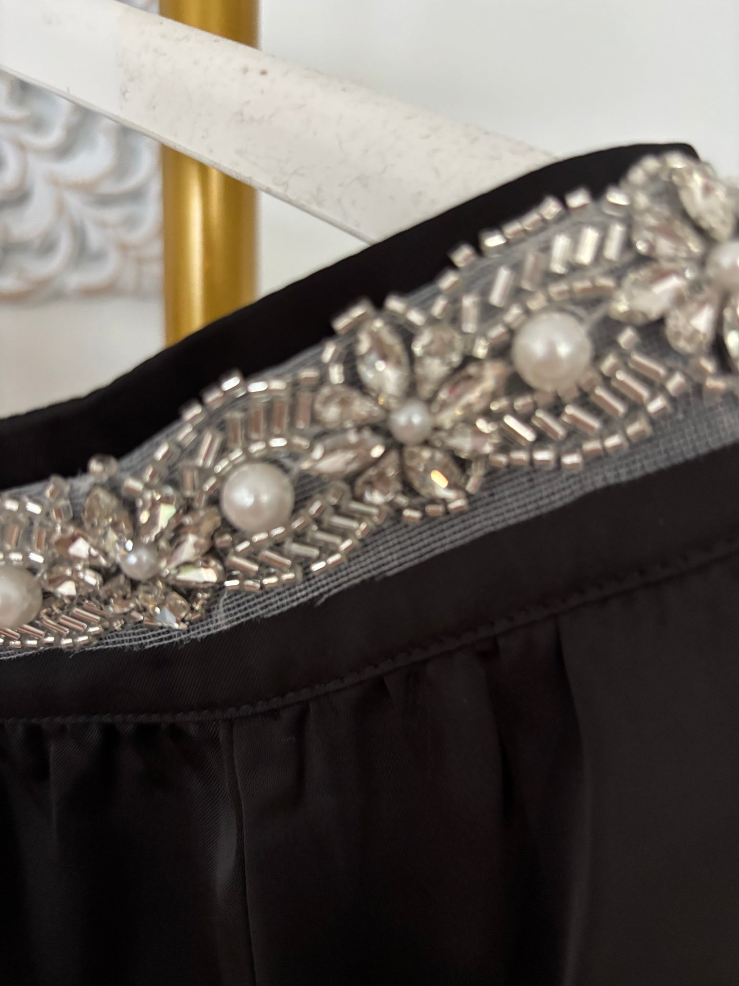 Bluse mit großer Schmuckverzierung in zwei Farben