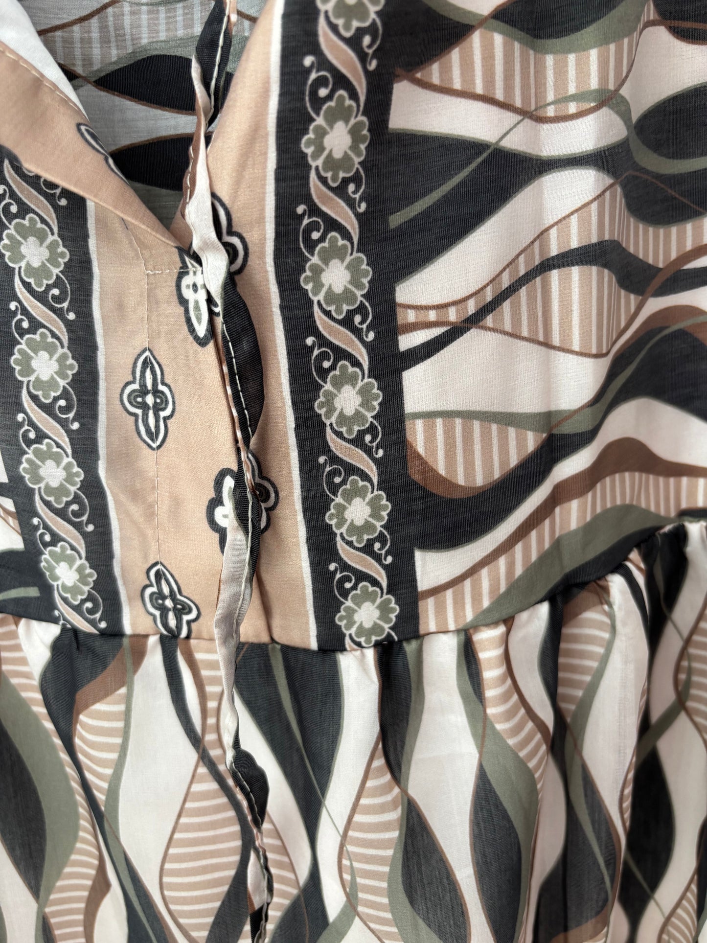 Kleid im Wellenmuster