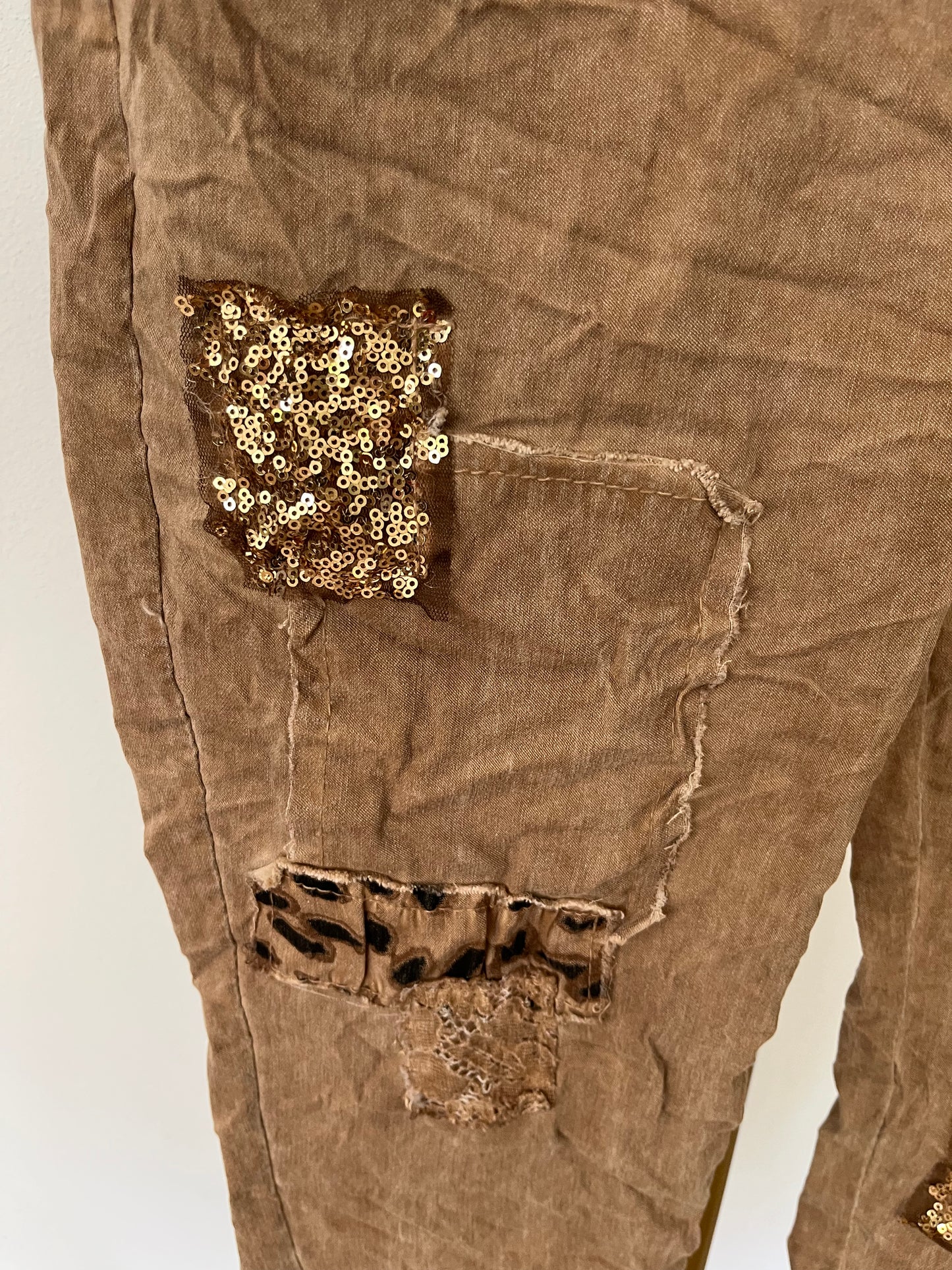 Jogpant mit Patches in zwei Farben