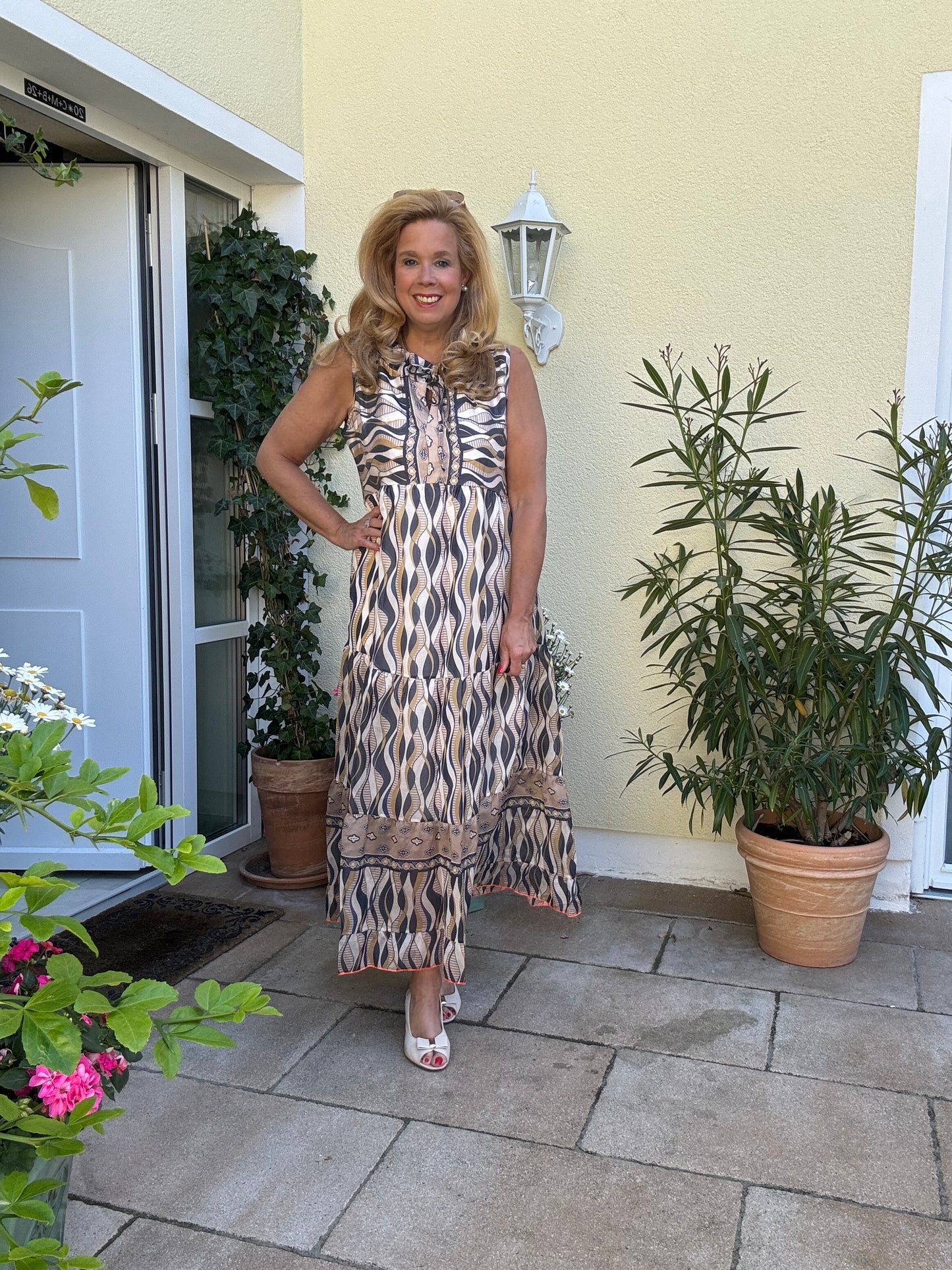 Kleid im Wellenmuster