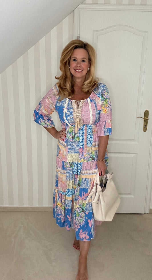 Sommerkleid in fröhlichen Farben