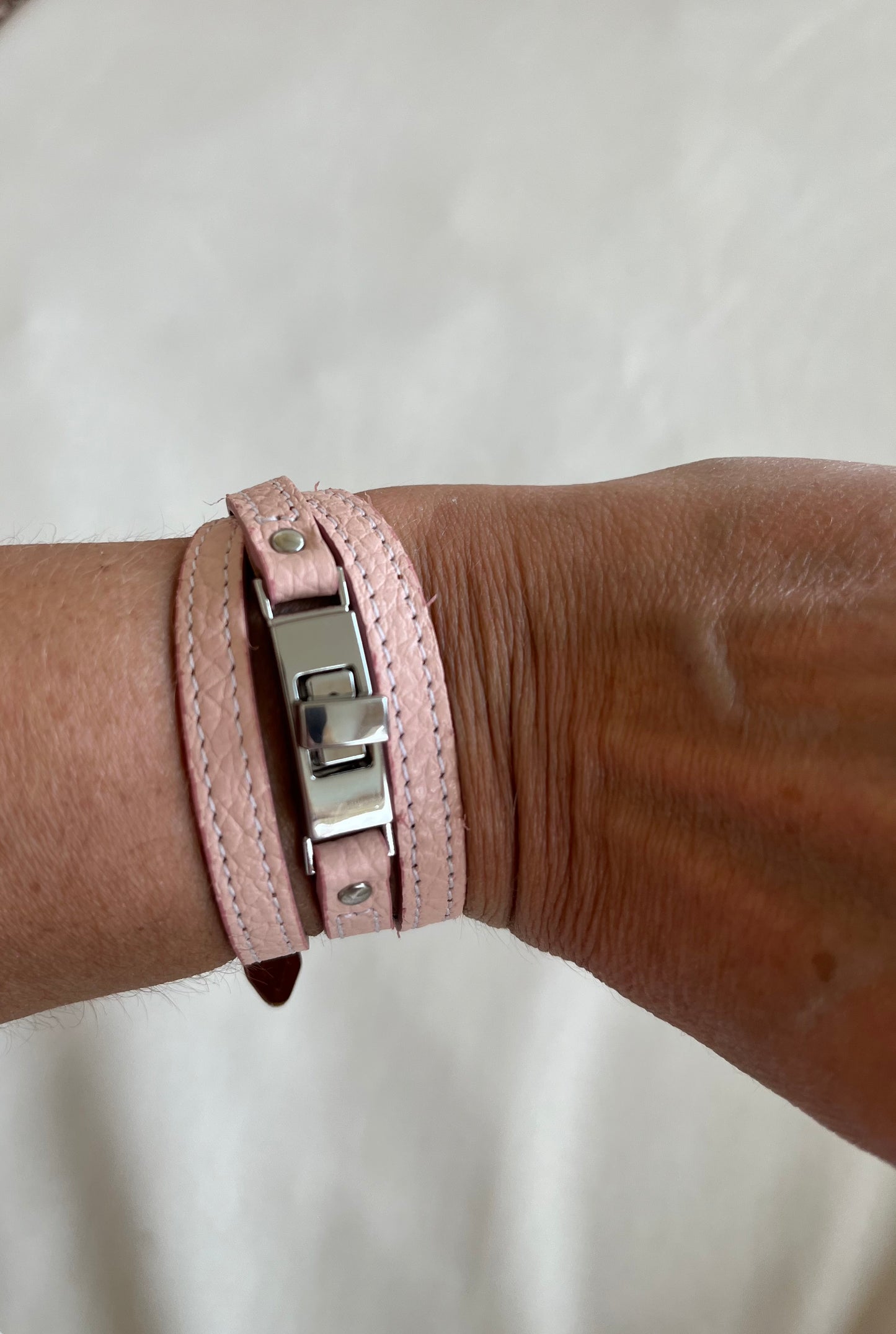 Lederarmband in sieben verschiedenen Farben