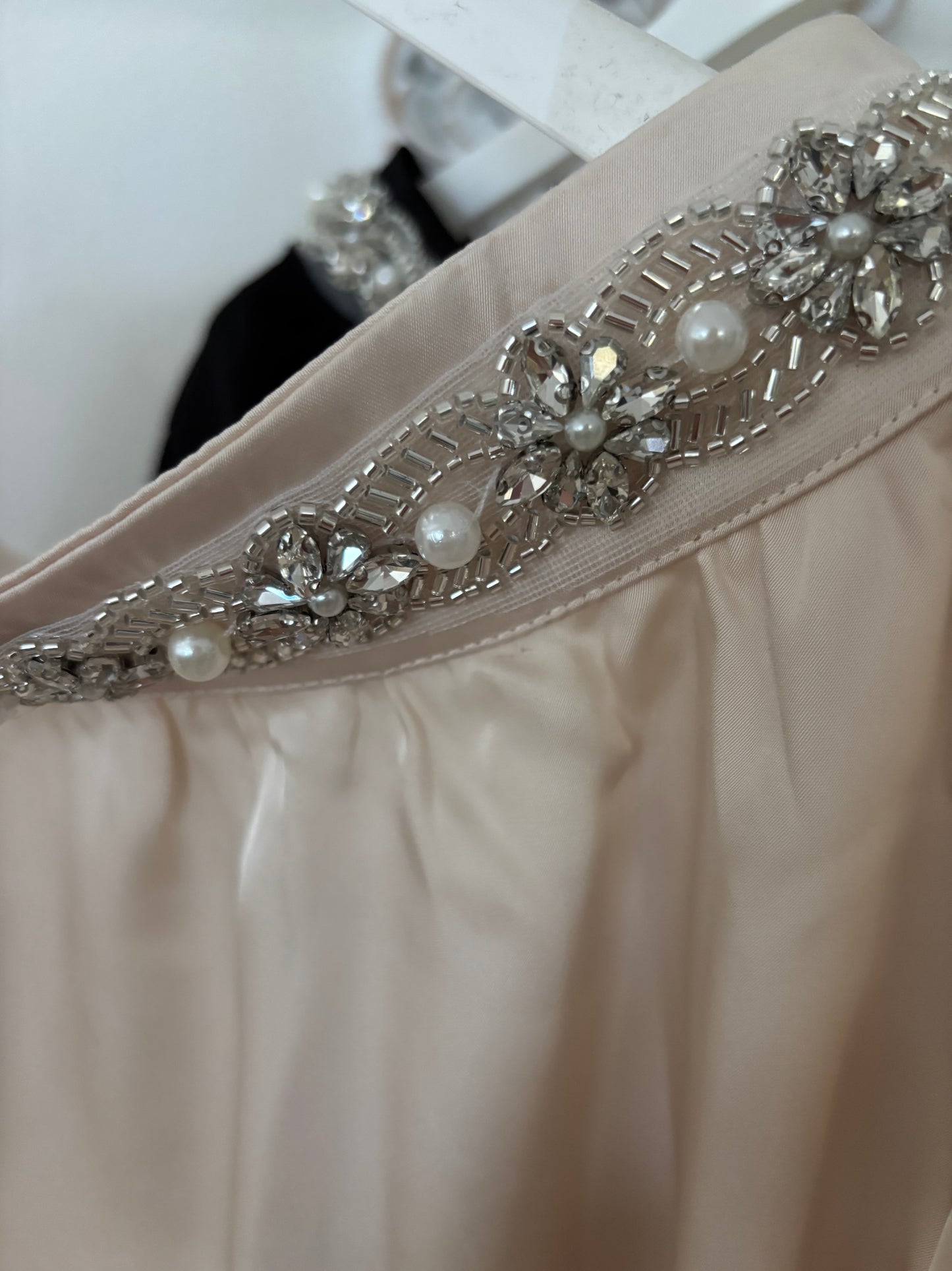 Bluse mit großer Schmuckverzierung in zwei Farben