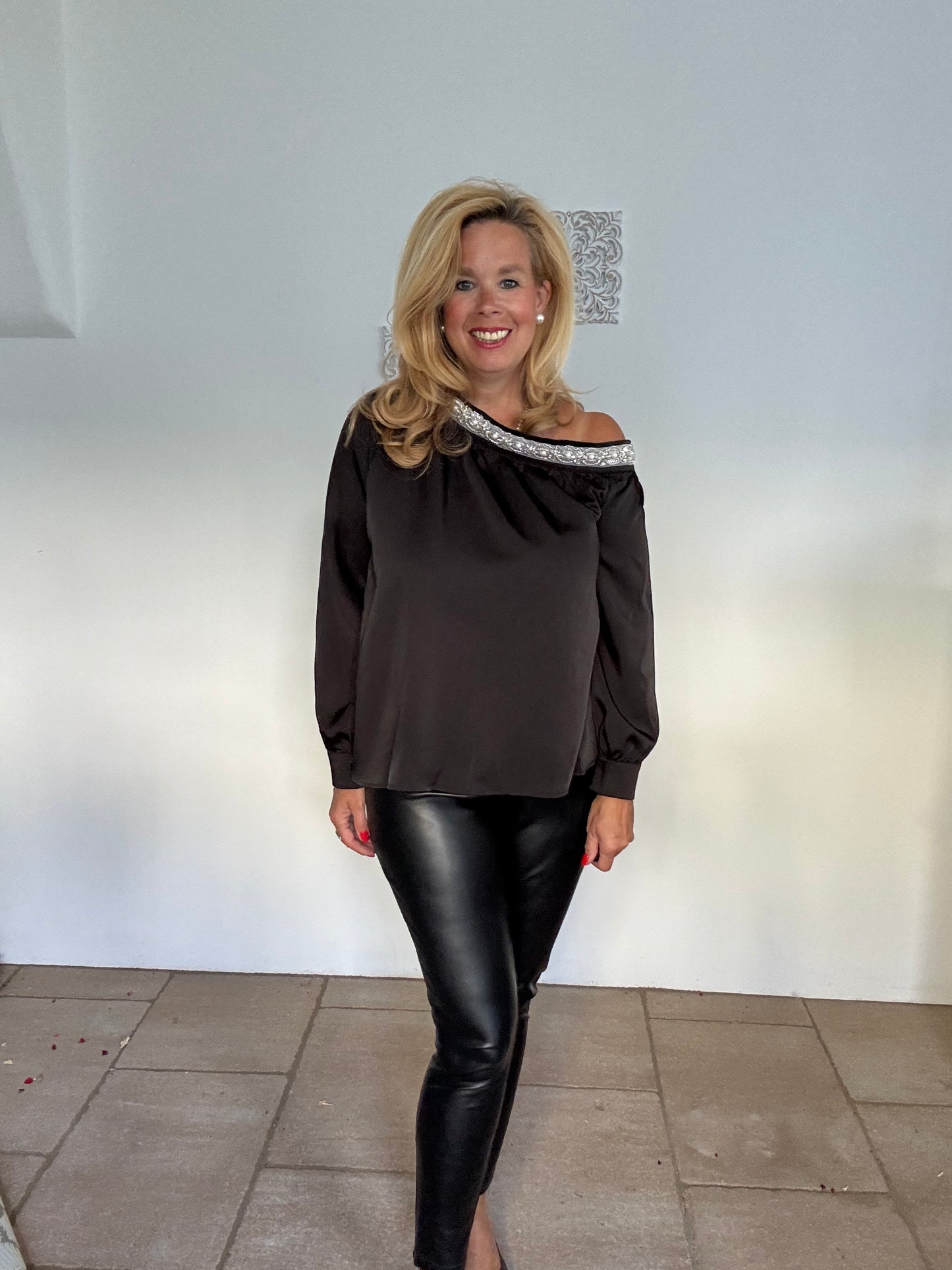 Bluse mit großer Schmuckverzierung in zwei Farben