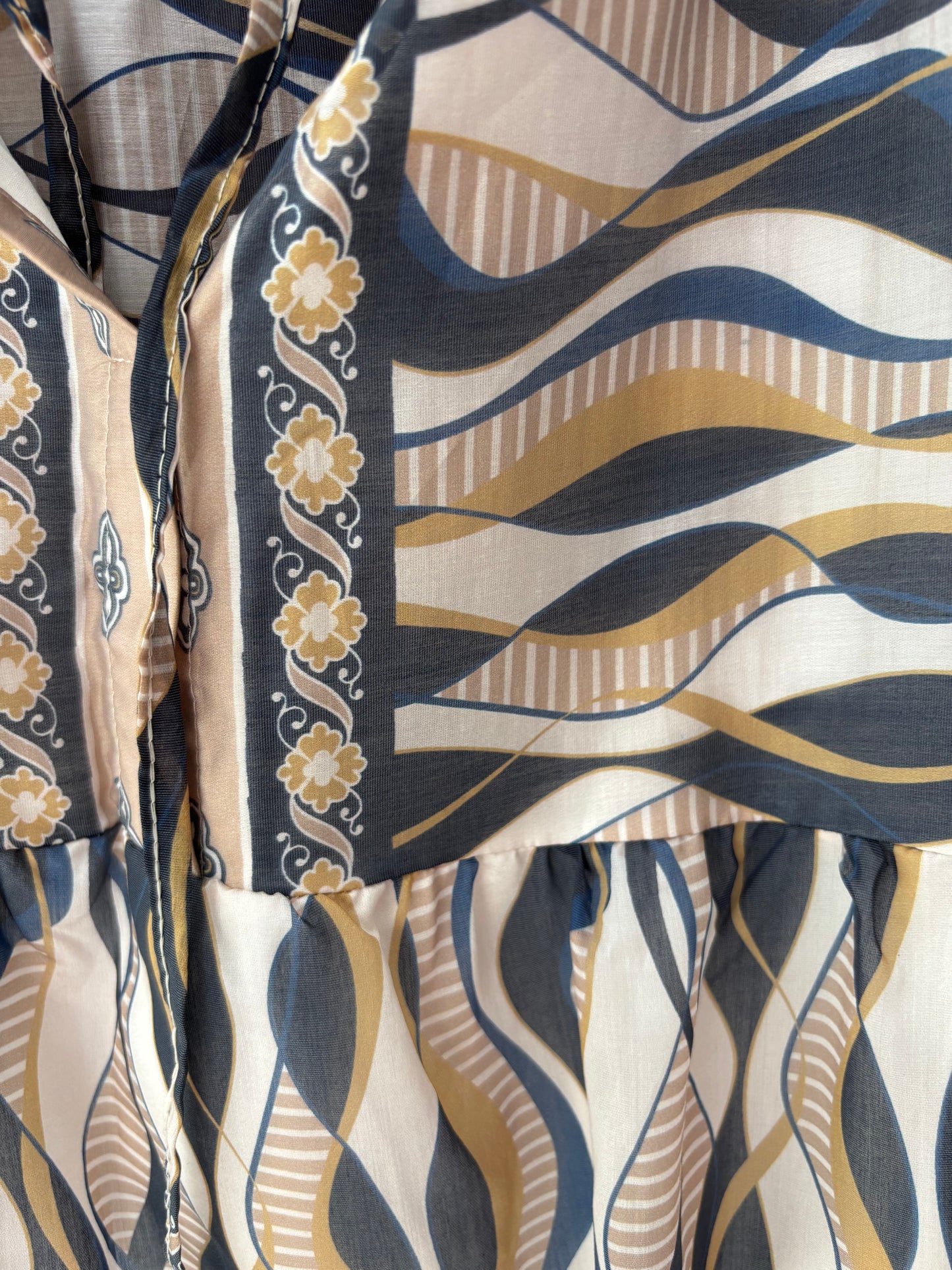 Kleid im Wellenmuster