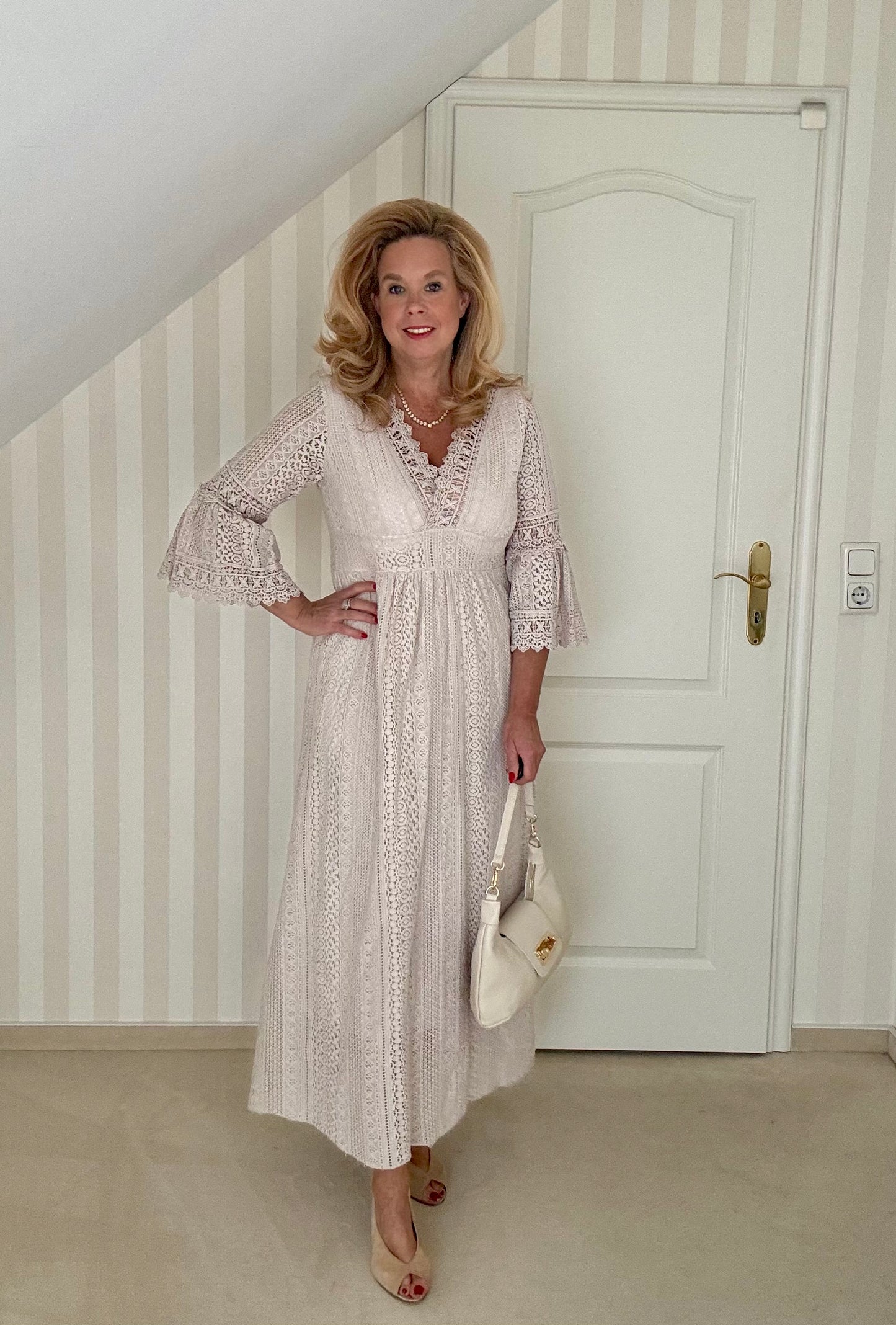 Kleid aus elastischer Spitze