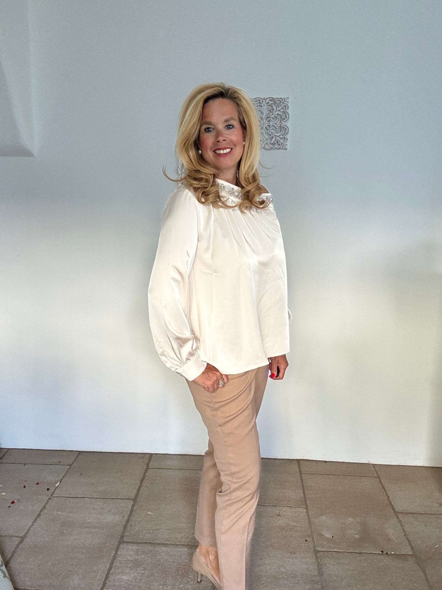 Bluse mit großer Schmuckverzierung in zwei Farben
