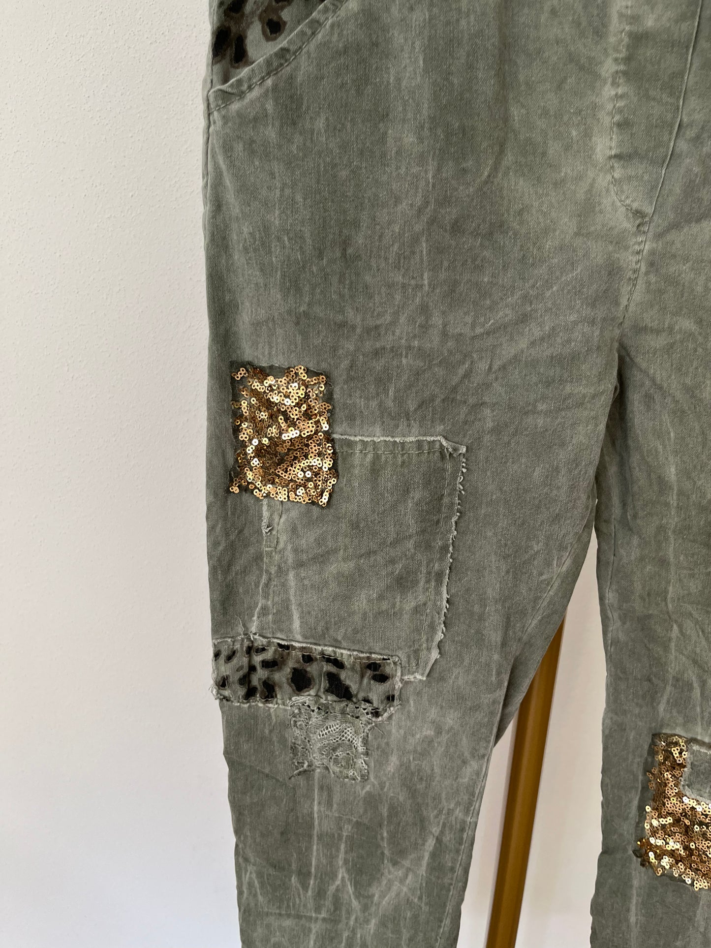 Jogpant mit Patches in zwei Farben