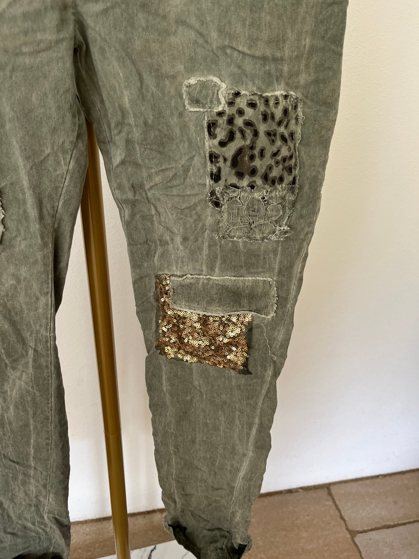 Jogpant mit Patches in zwei Farben