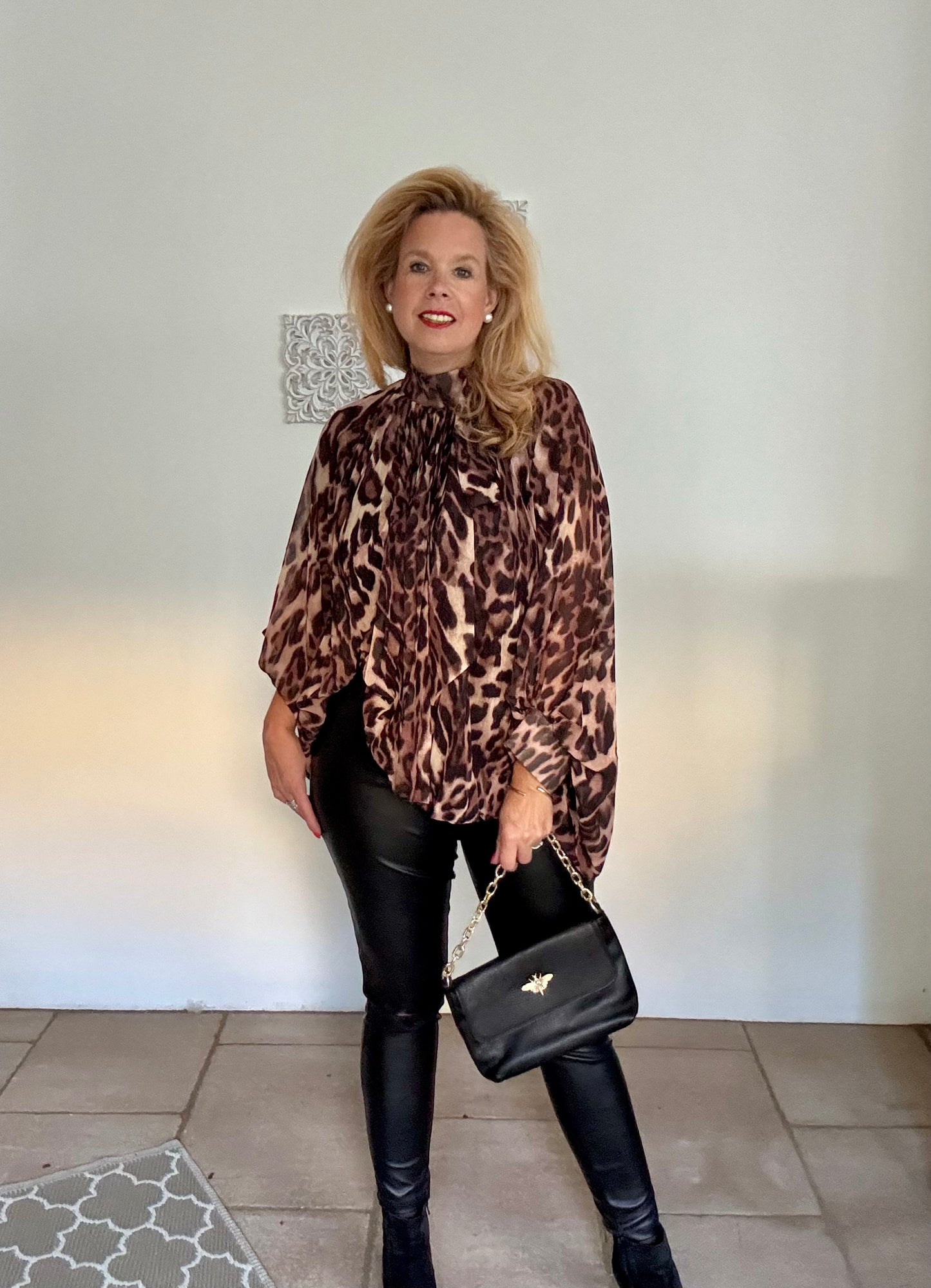 Leobluse mit Schleife