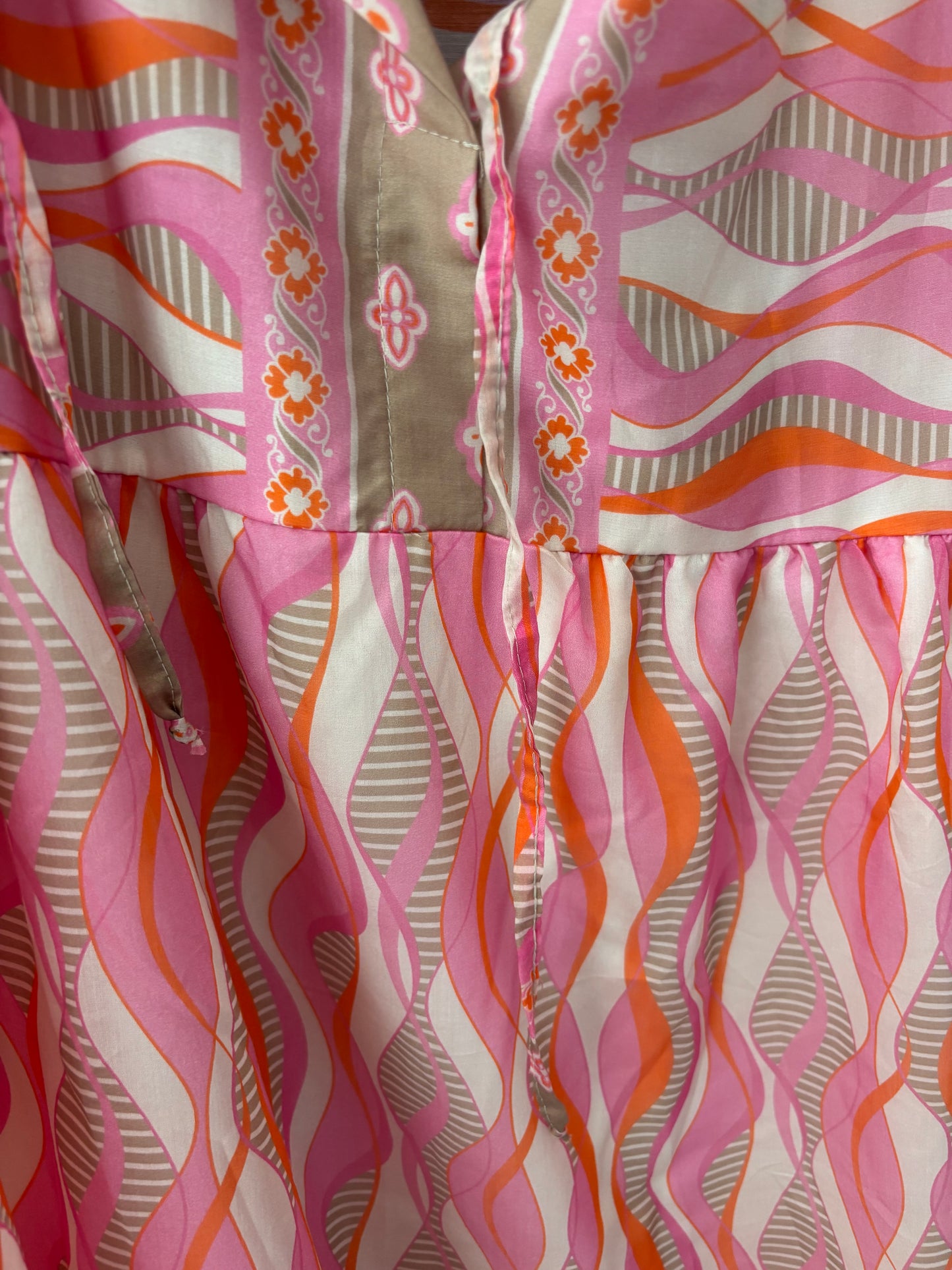 Kleid im Wellenmuster