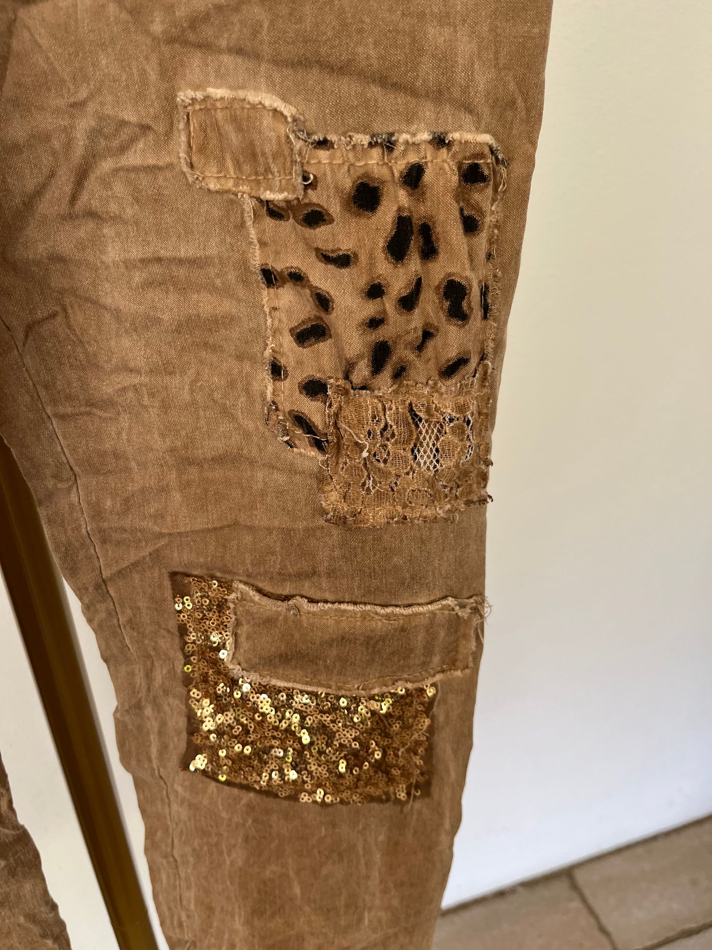 Jogpant mit Patches in zwei Farben