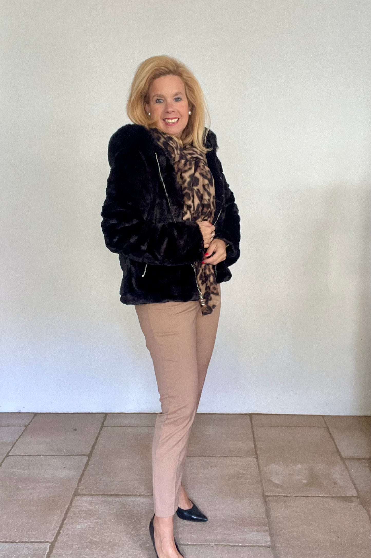 Pelzjacke kurz in schwarz und camel mit Kapuze