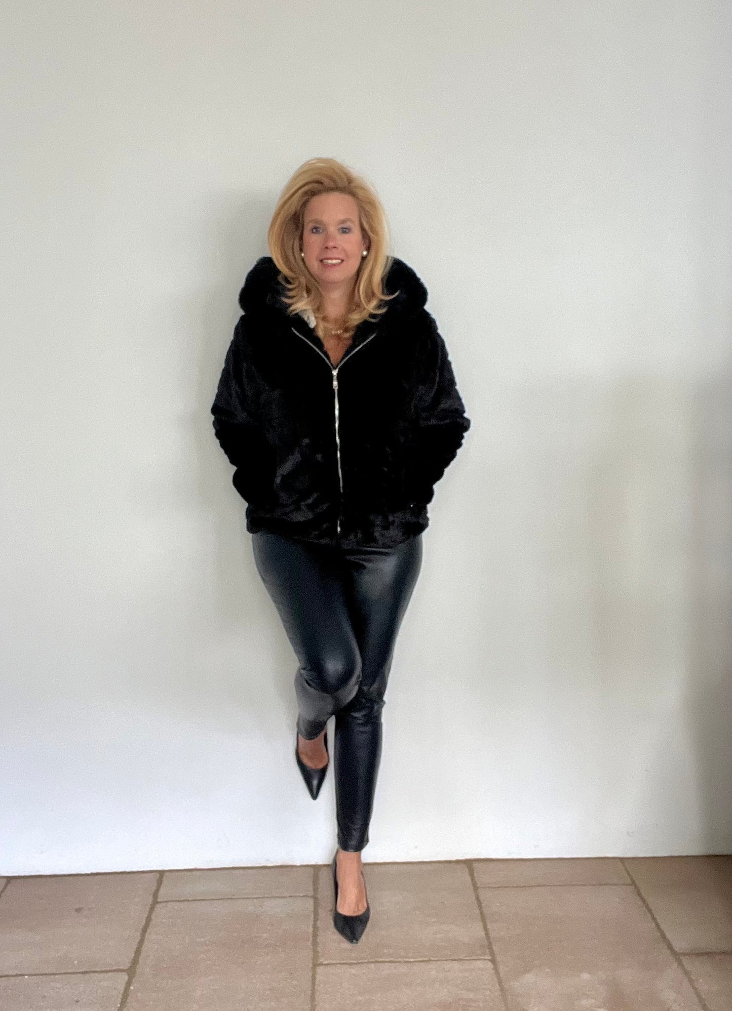 Pelzjacke kurz in schwarz und camel mit Kapuze