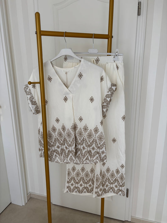 Zweiteiler mit goldener Stickerei