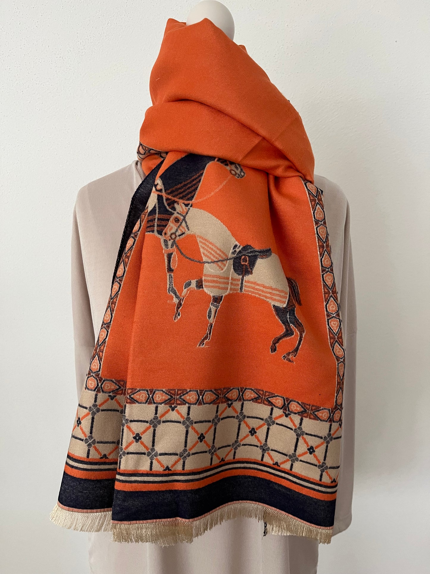 Oranger Schal mit Pferdemotiv