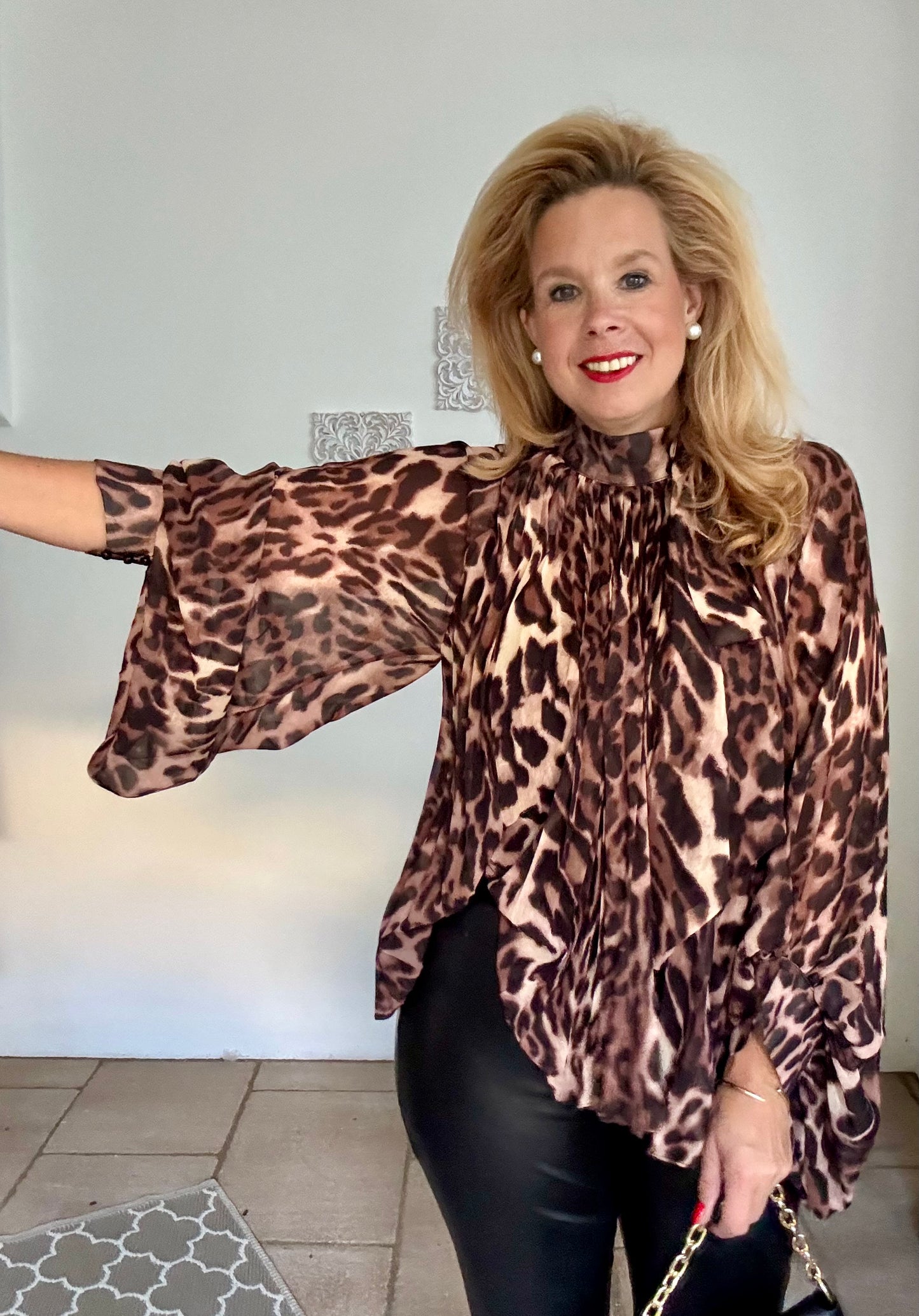 Leobluse mit Schleife