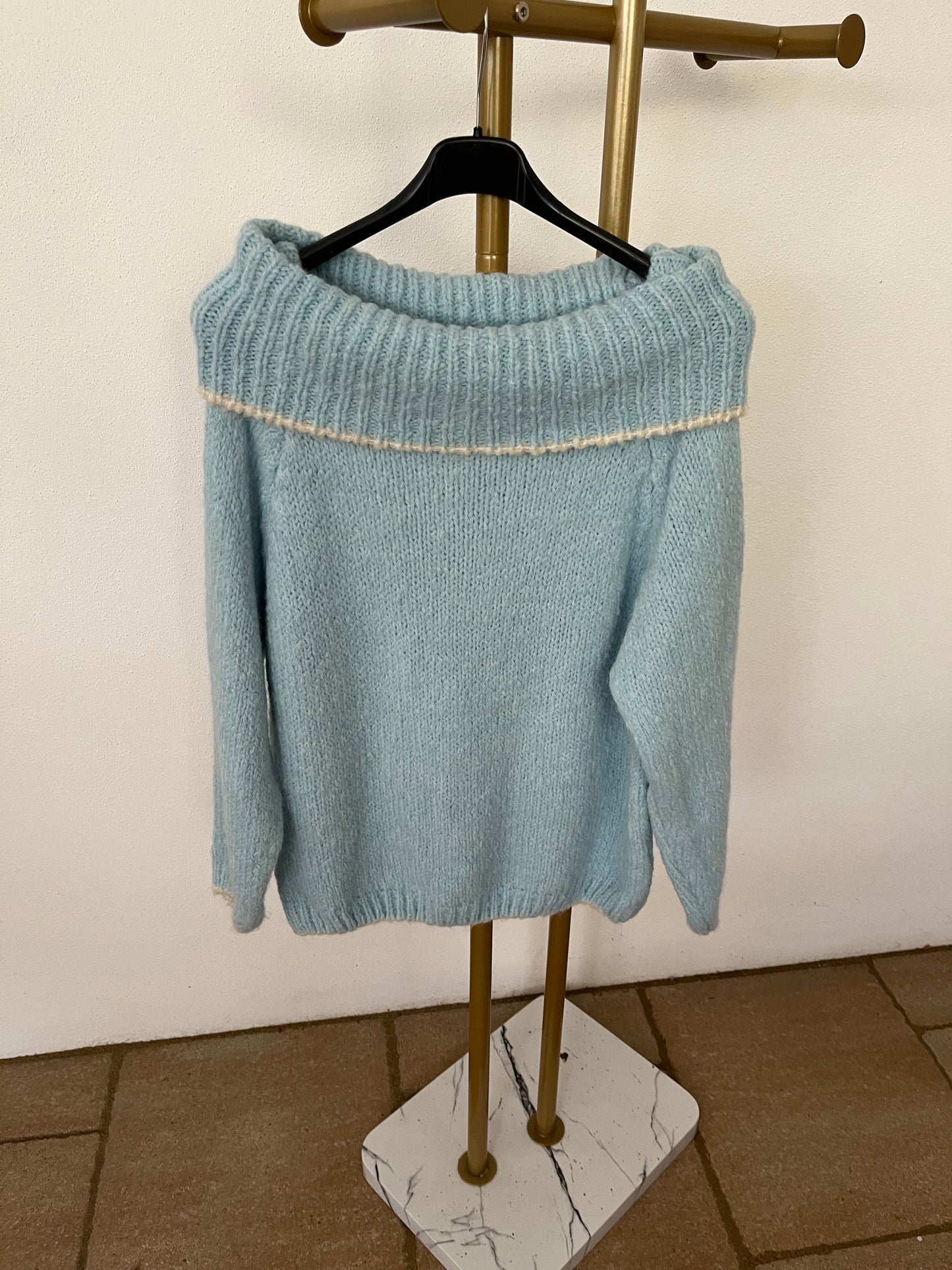 Pullover mit großem Rollkragen in drei Farben