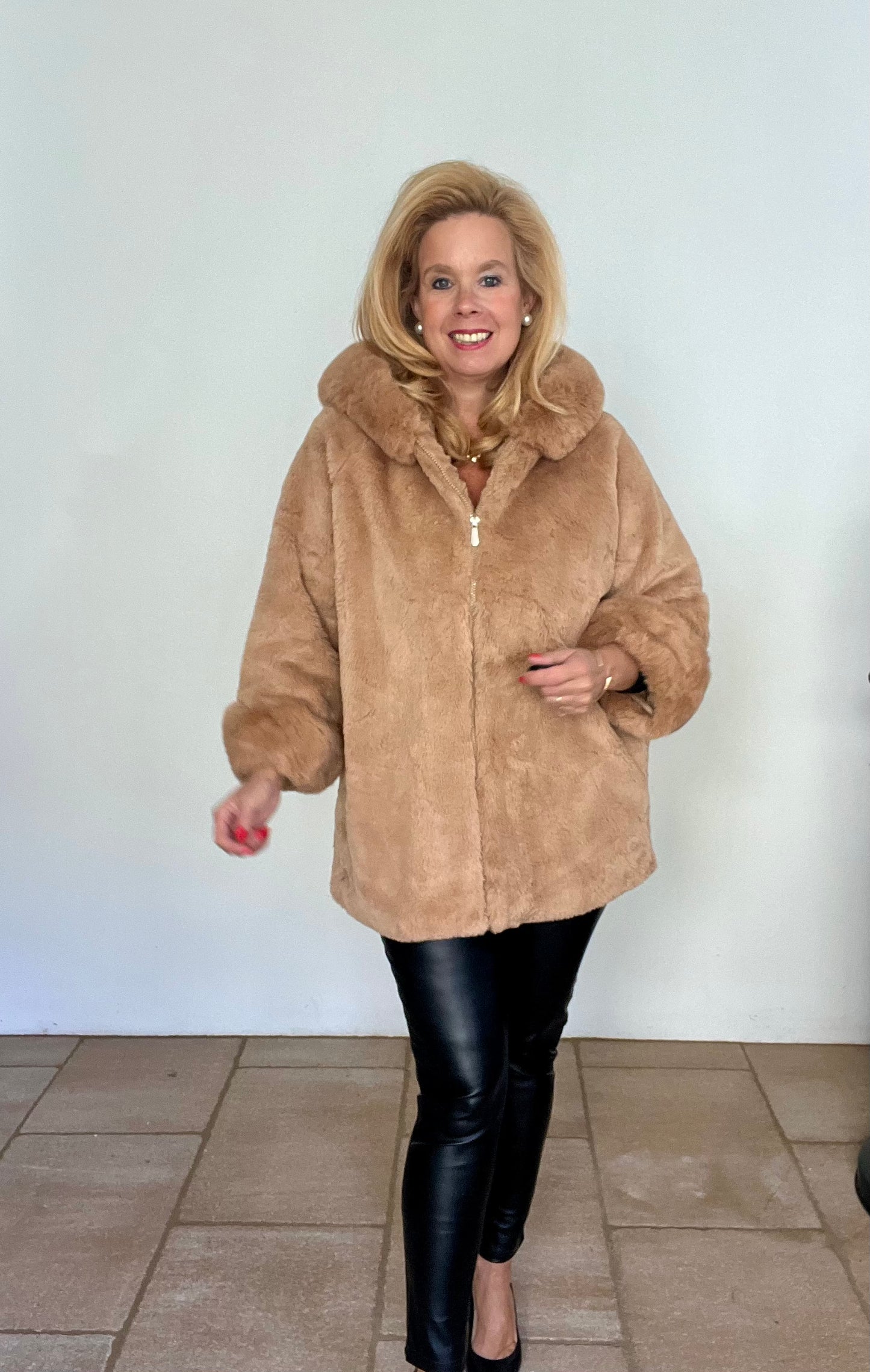 Pelzjacke, länger, erhältlich in offwhite und camel