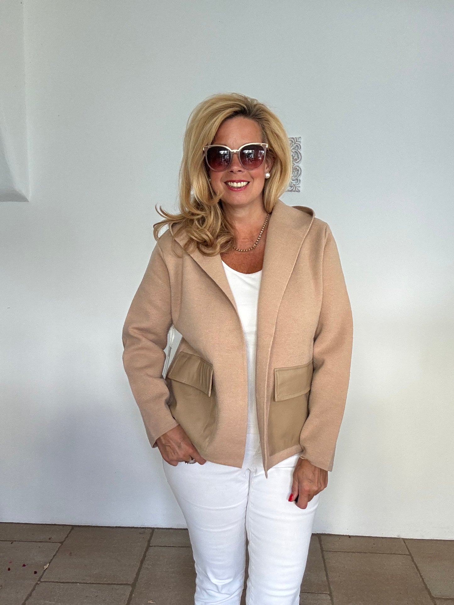 Sportive Jacke mit Kapuze