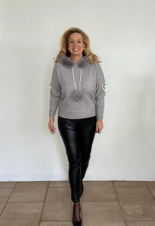 Pullover mit pelzbesetzter Kaputze grau und gebrochenem weiß