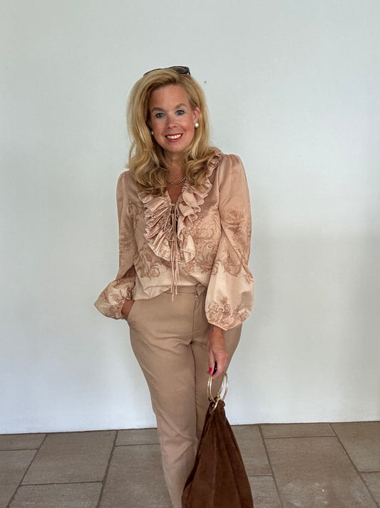 Duftige Bluse mit Volantkragen