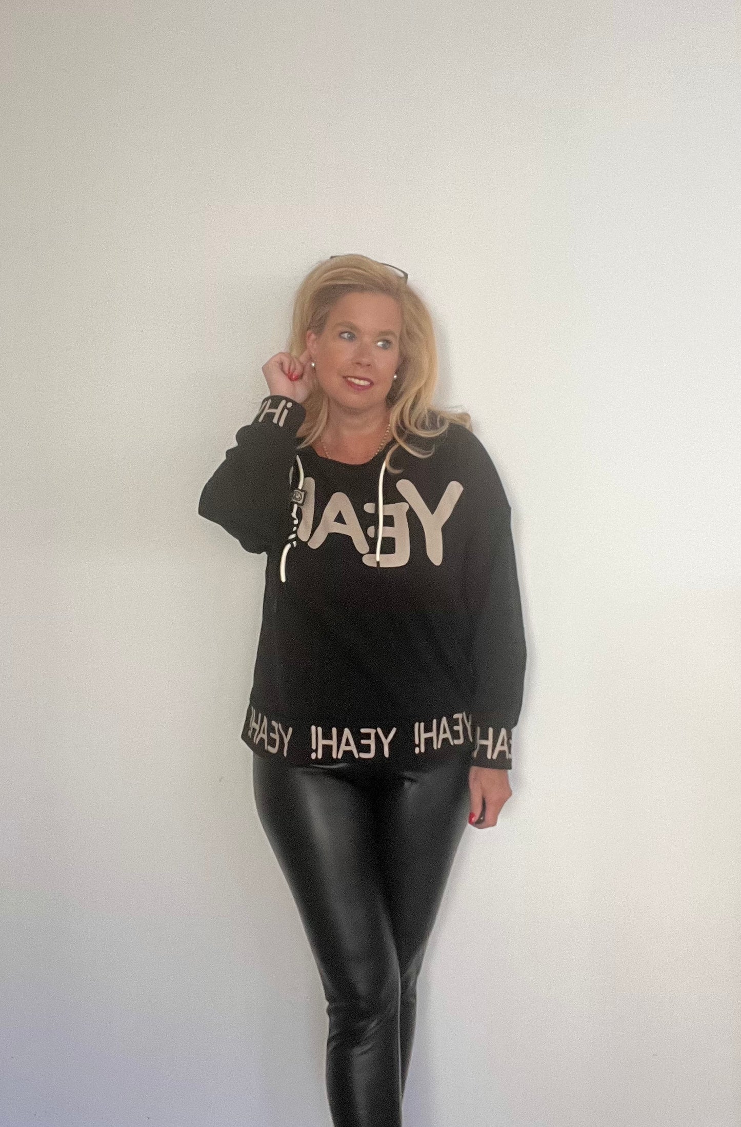 Sweater Yeah in beige und schwarz