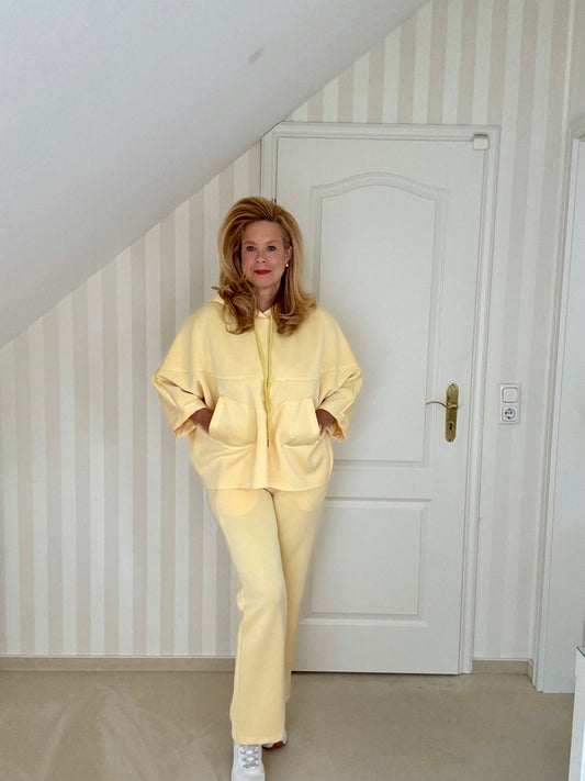 Zweiteiler in zartem dottergelb