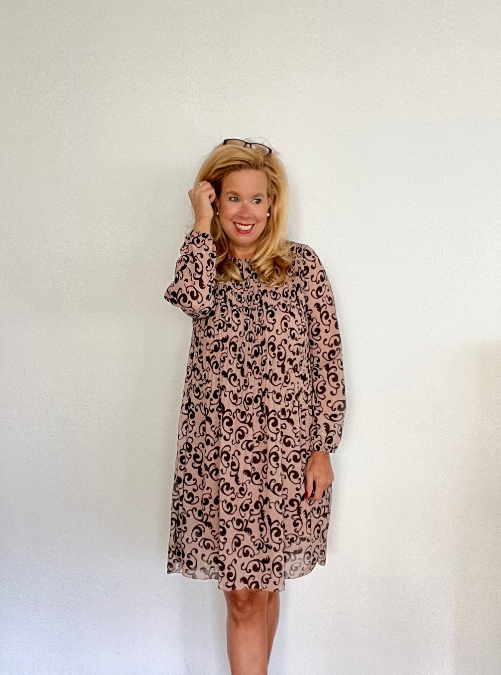 Kleid mit schwarzen Ranken auf caramel
