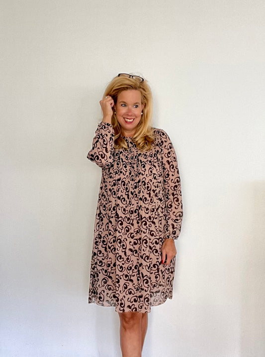Kleid mit schwarzen Ranken auf caramel