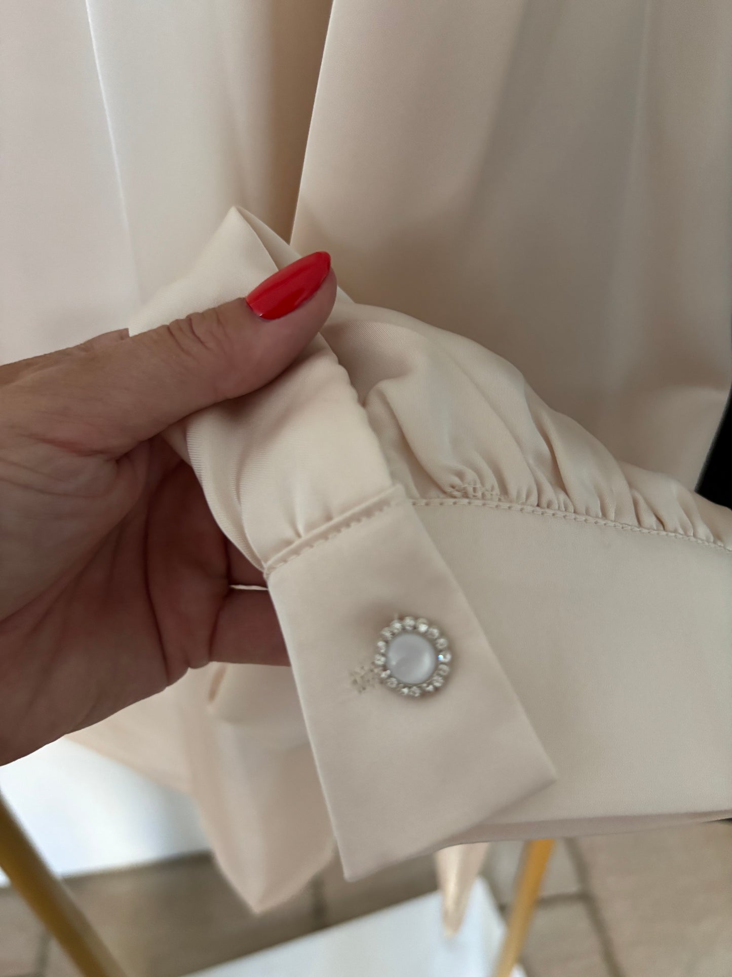 Bluse mit großer Schmuckverzierung in zwei Farben