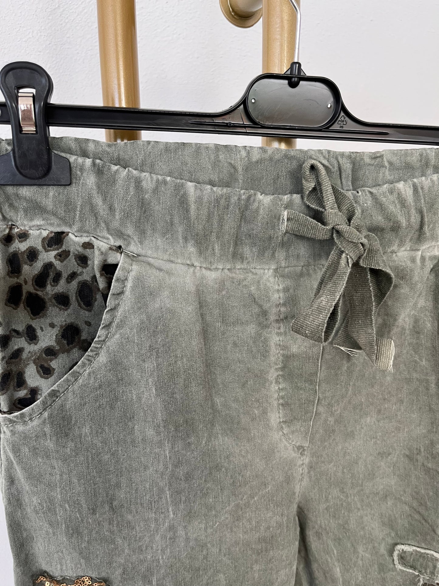 Jogpant mit Patches in zwei Farben