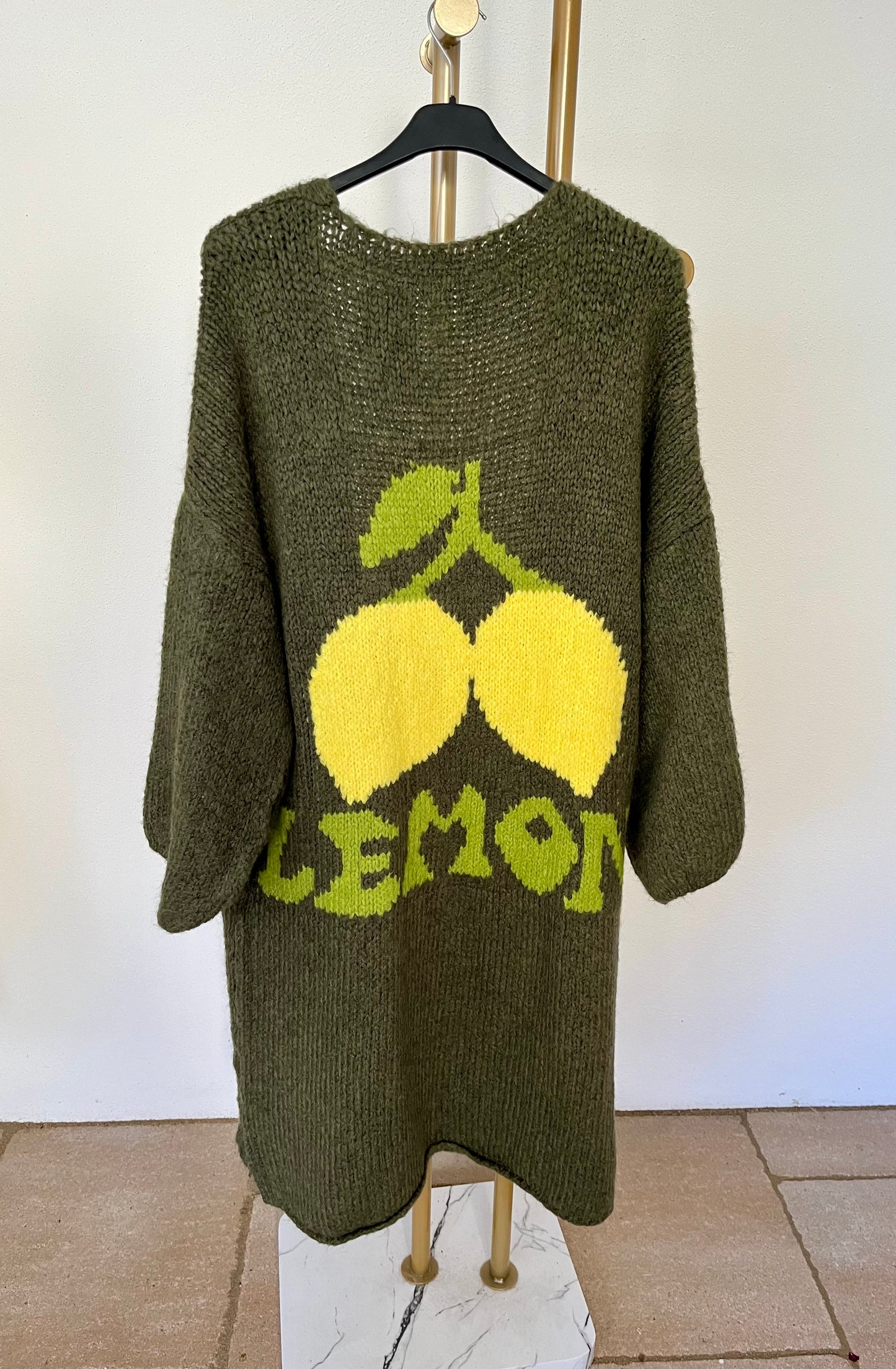 Strickmantel lemon in rot, hellgrau und oliv
