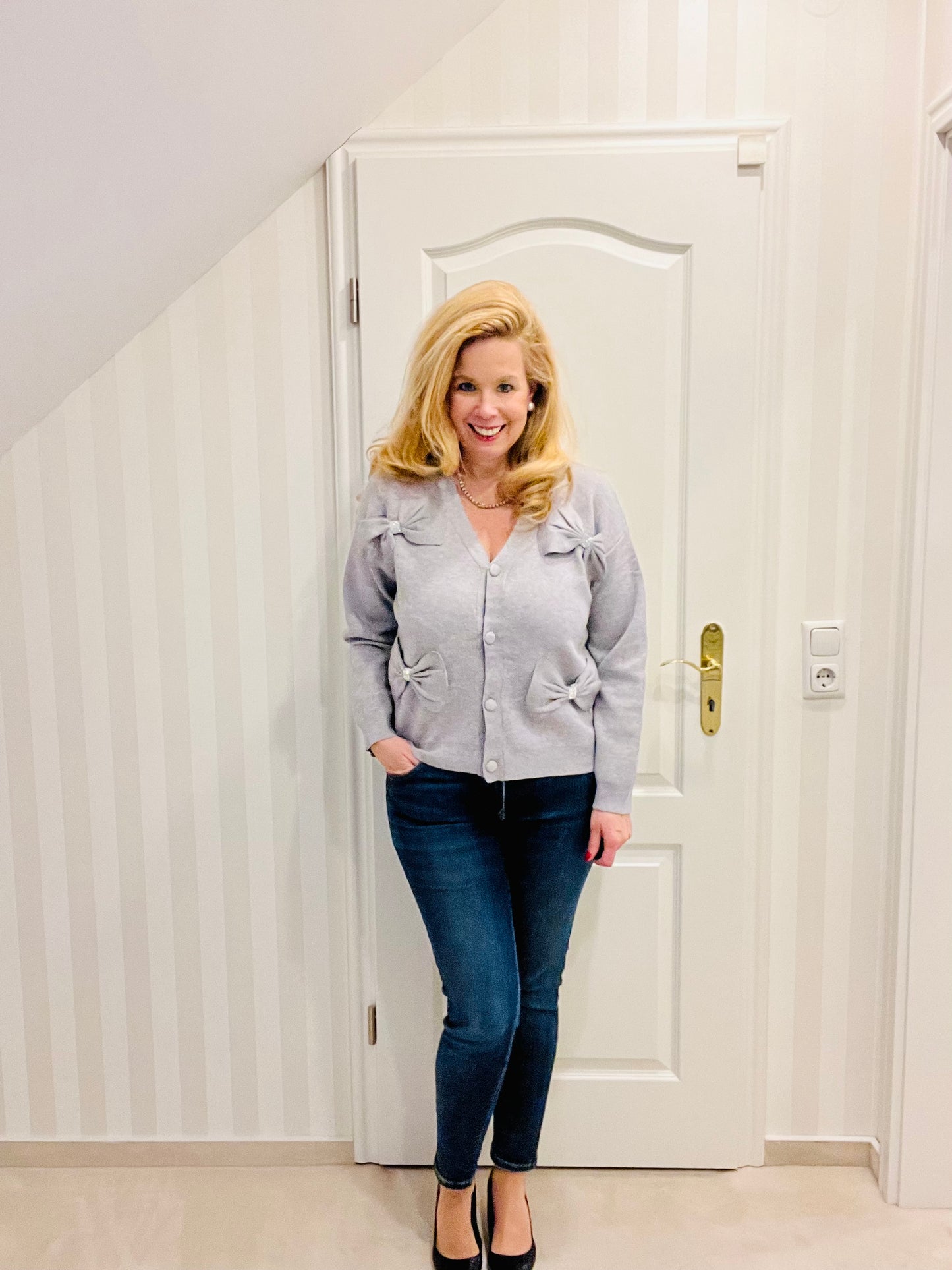 Strickjacke mit Schleifen