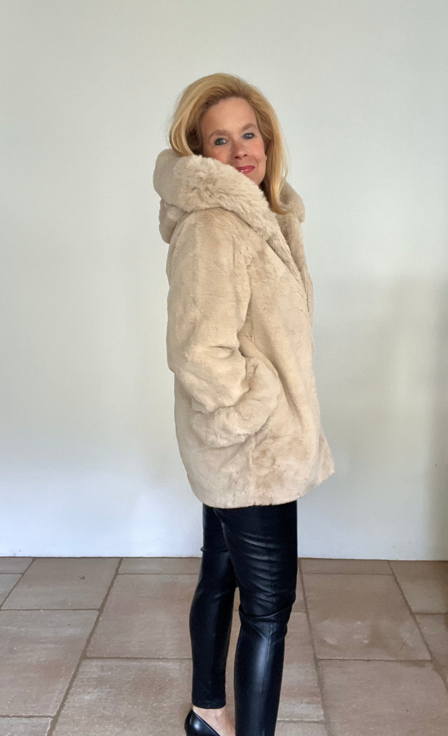 Pelzjacke, länger, erhältlich in offwhite und camel